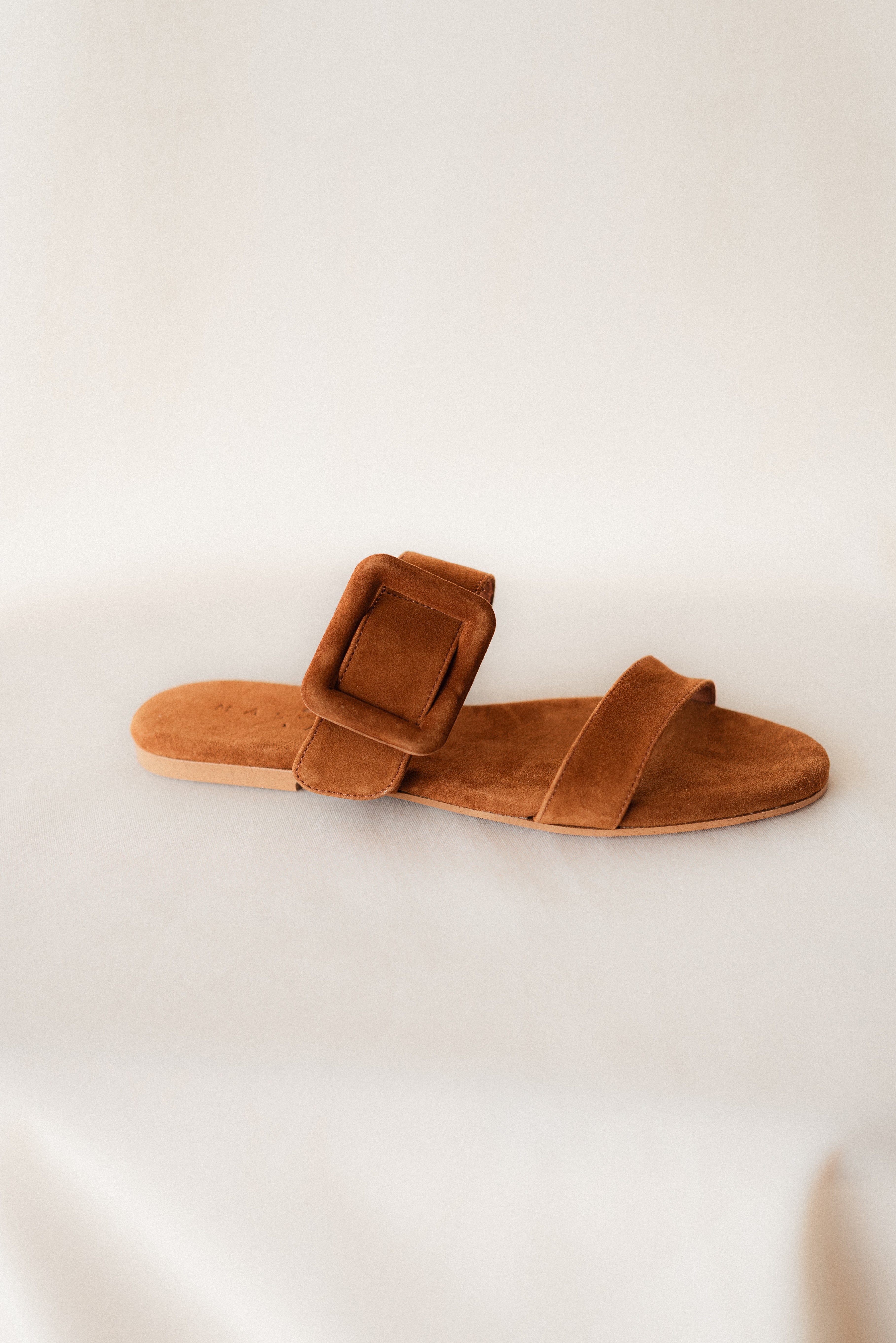 MARÍA FLAT SANDAL IN COGNAC SUEDE