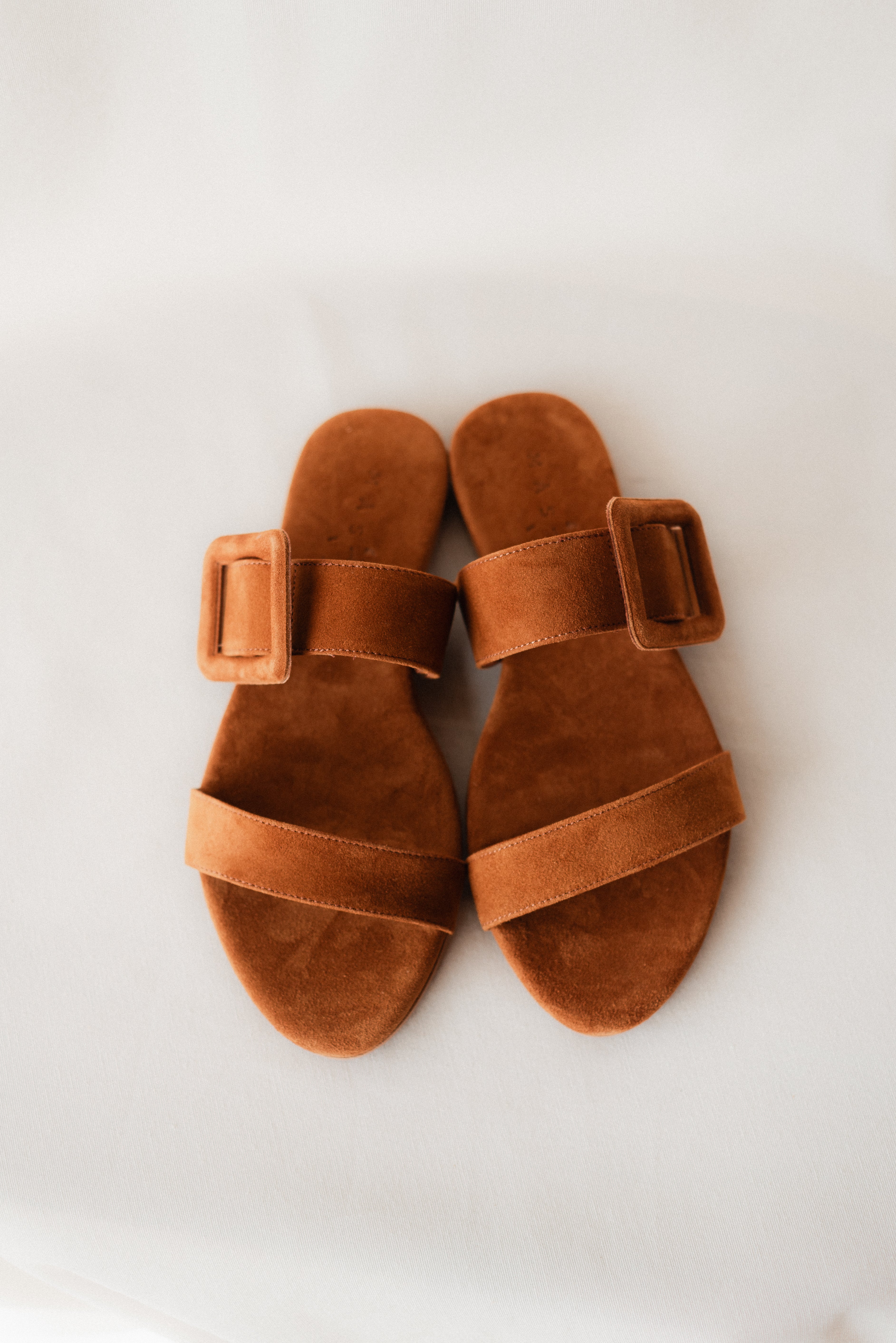MARÍA FLAT SANDAL IN COGNAC SUEDE