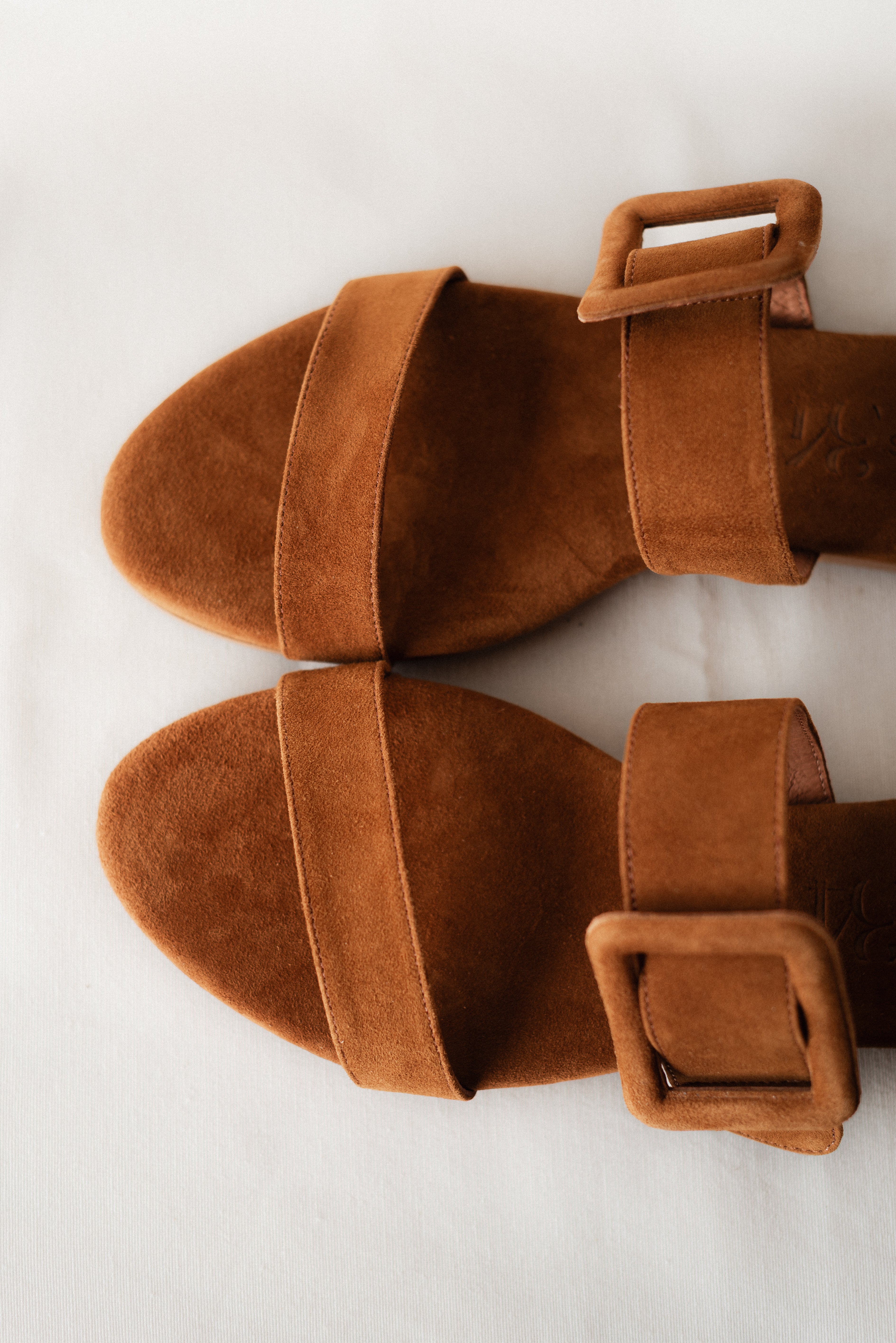 MARÍA FLAT SANDAL IN COGNAC SUEDE