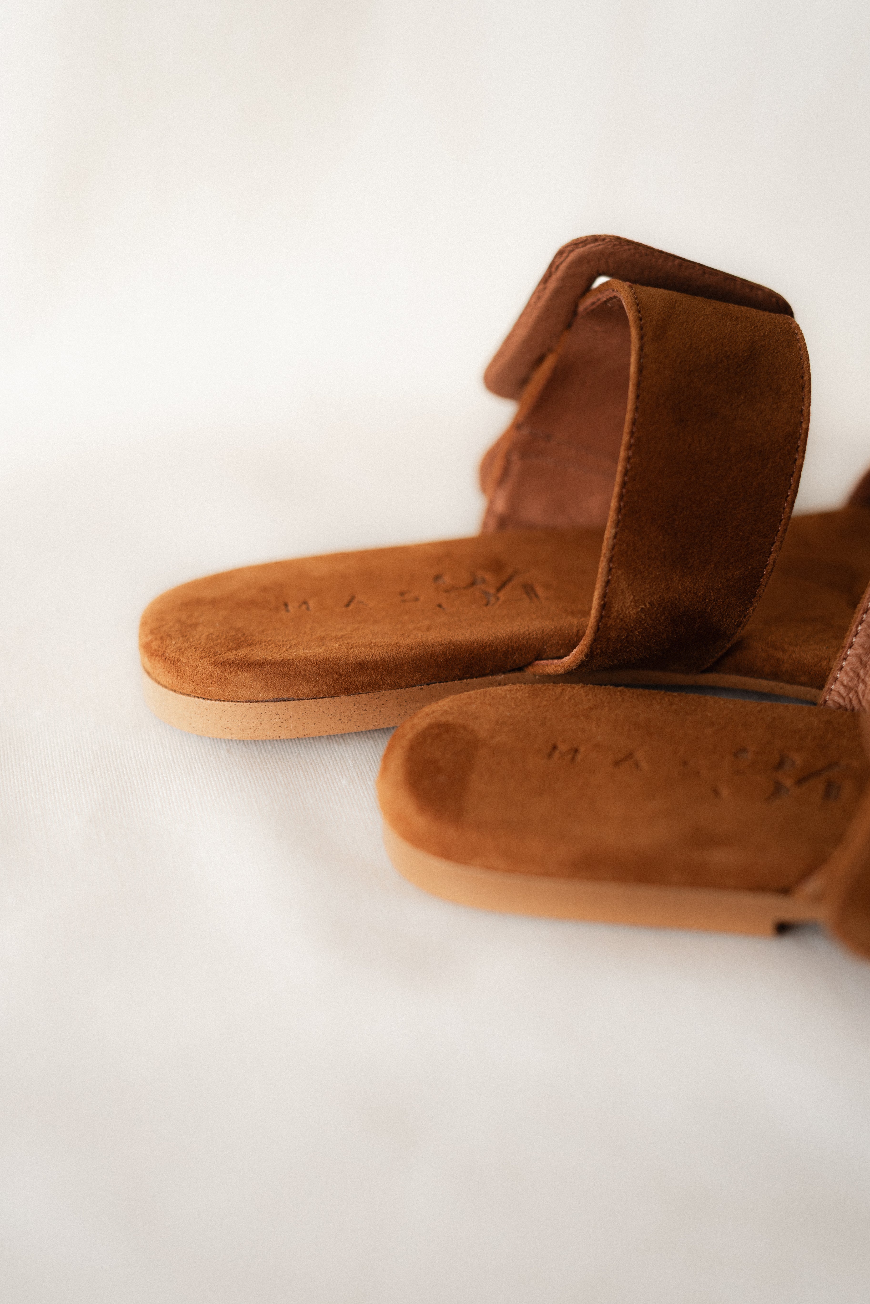 MARÍA FLAT SANDAL IN COGNAC SUEDE