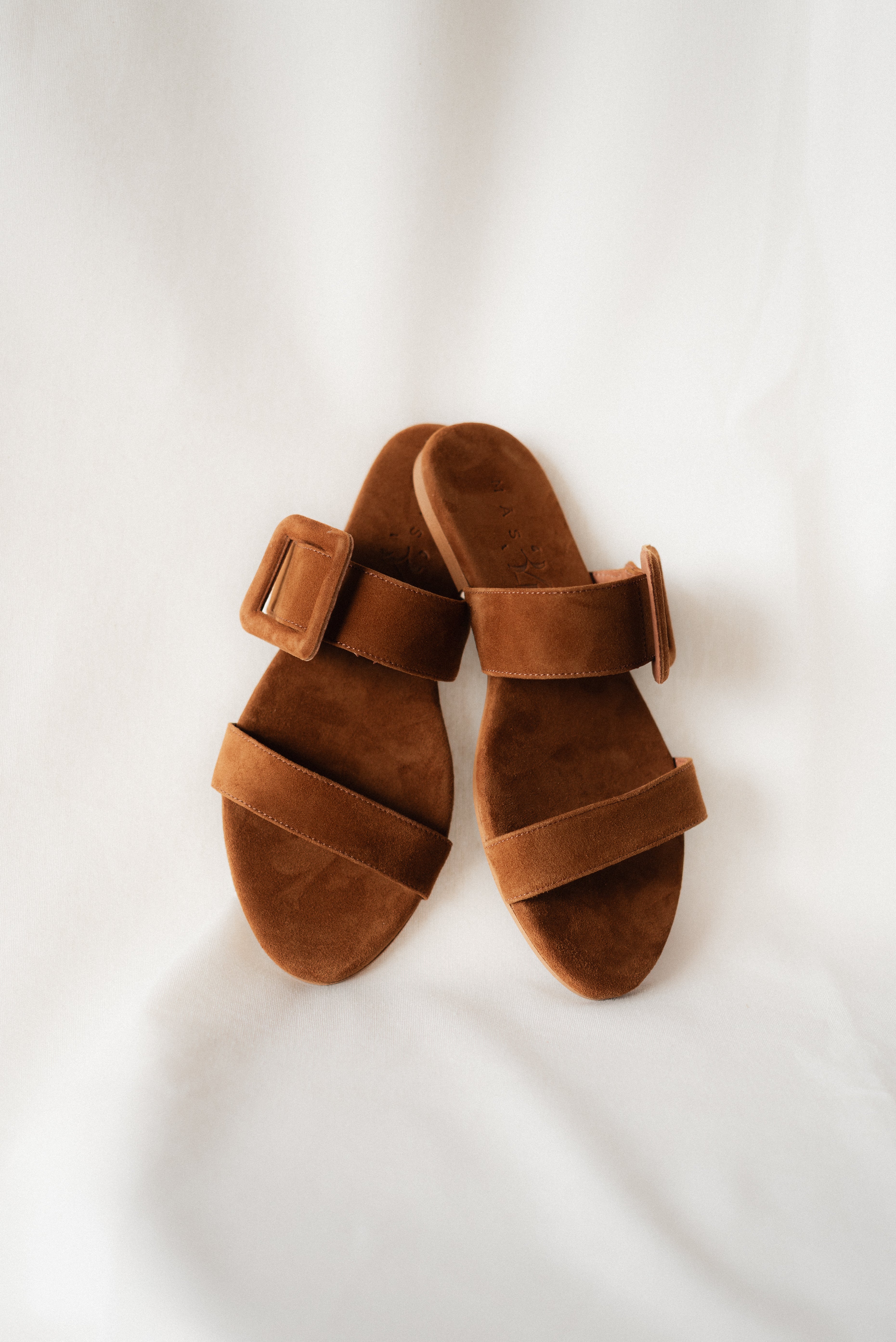 SANDALIA PLANA MARÍA ANTE COÑAC