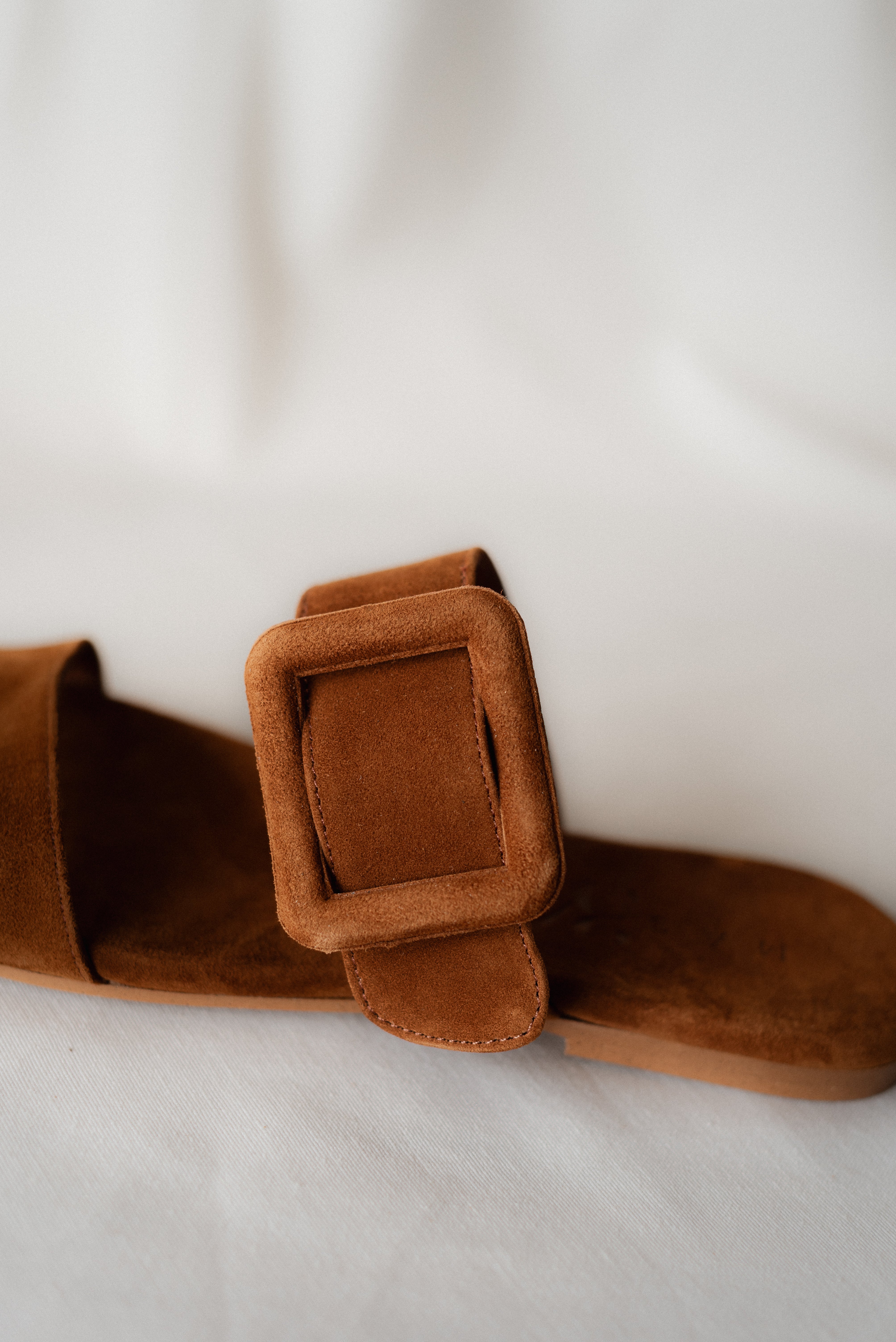 MARÍA FLAT SANDAL IN COGNAC SUEDE