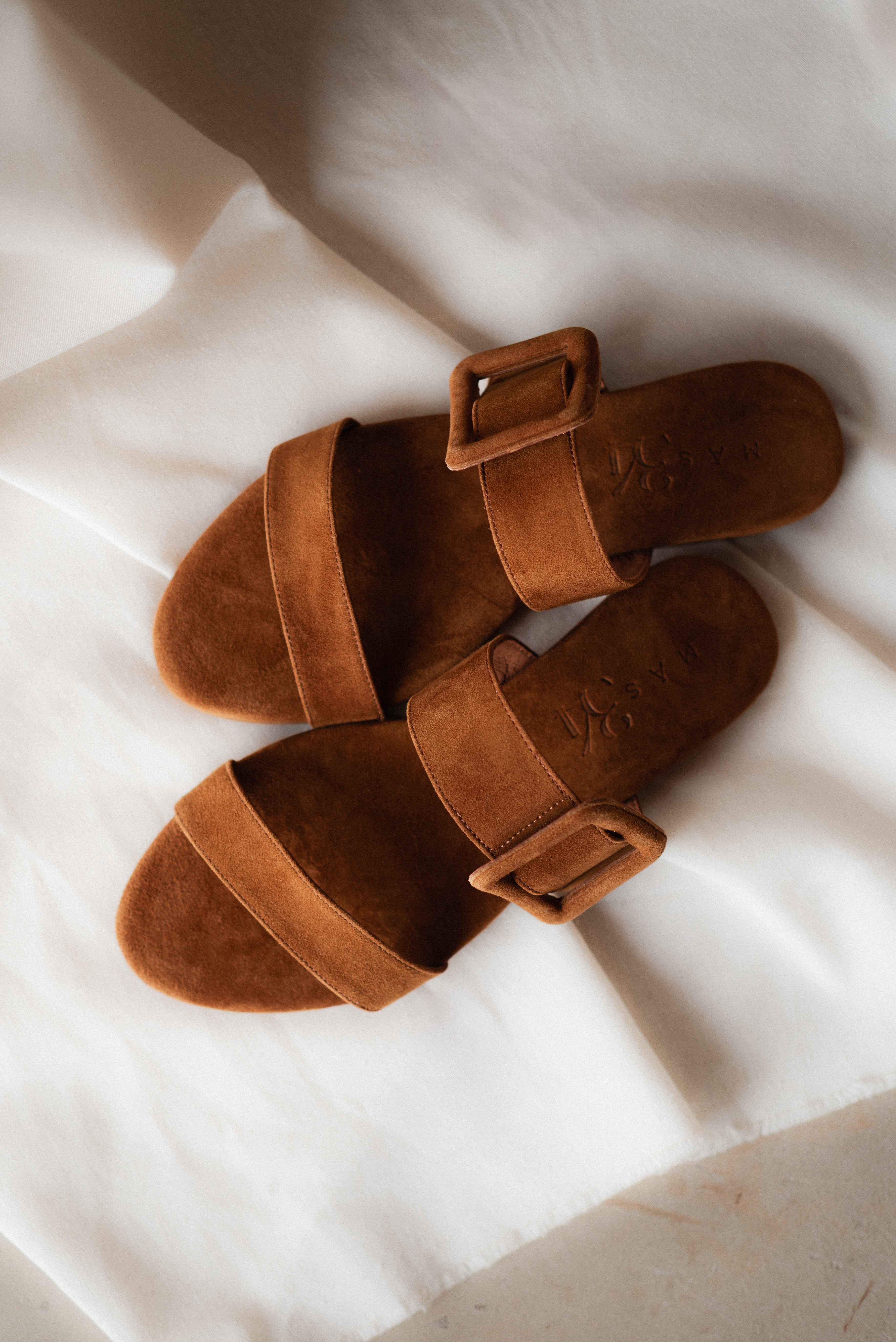 MARÍA FLAT SANDAL IN COGNAC SUEDE