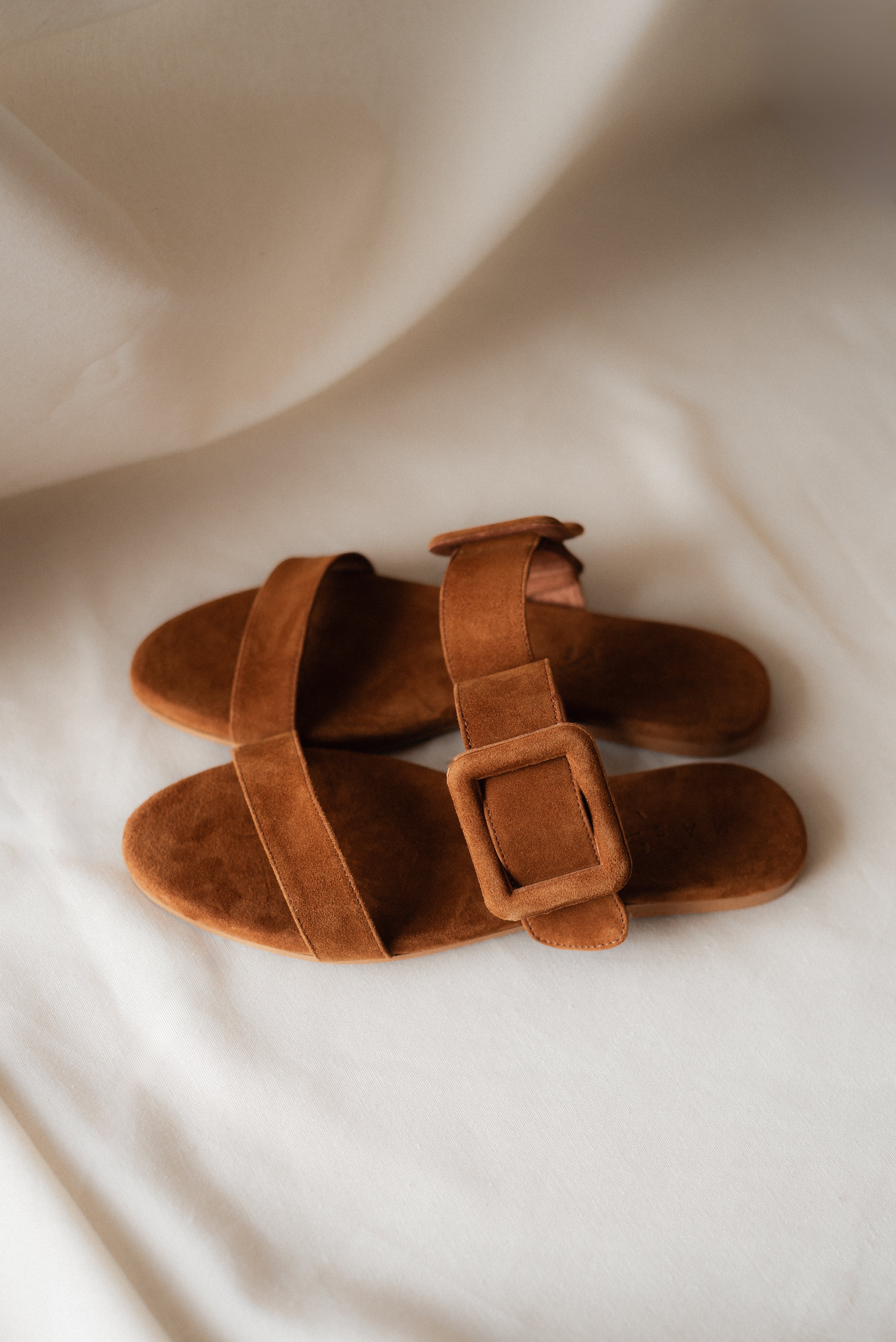 MARÍA FLAT SANDAL IN COGNAC SUEDE
