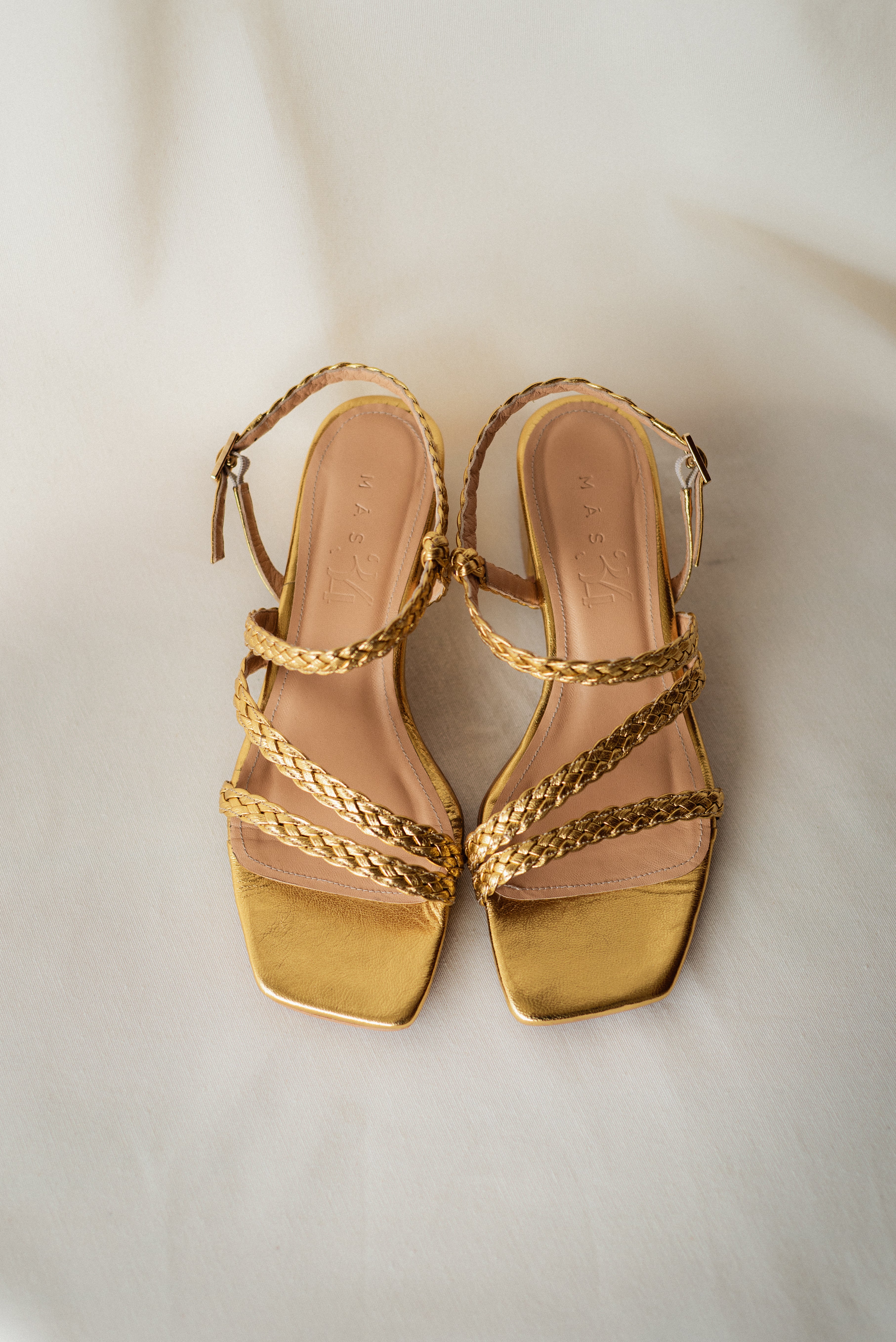 SANDALIA ALICIA PIEL GRABADA ORO TACÓN 4CM