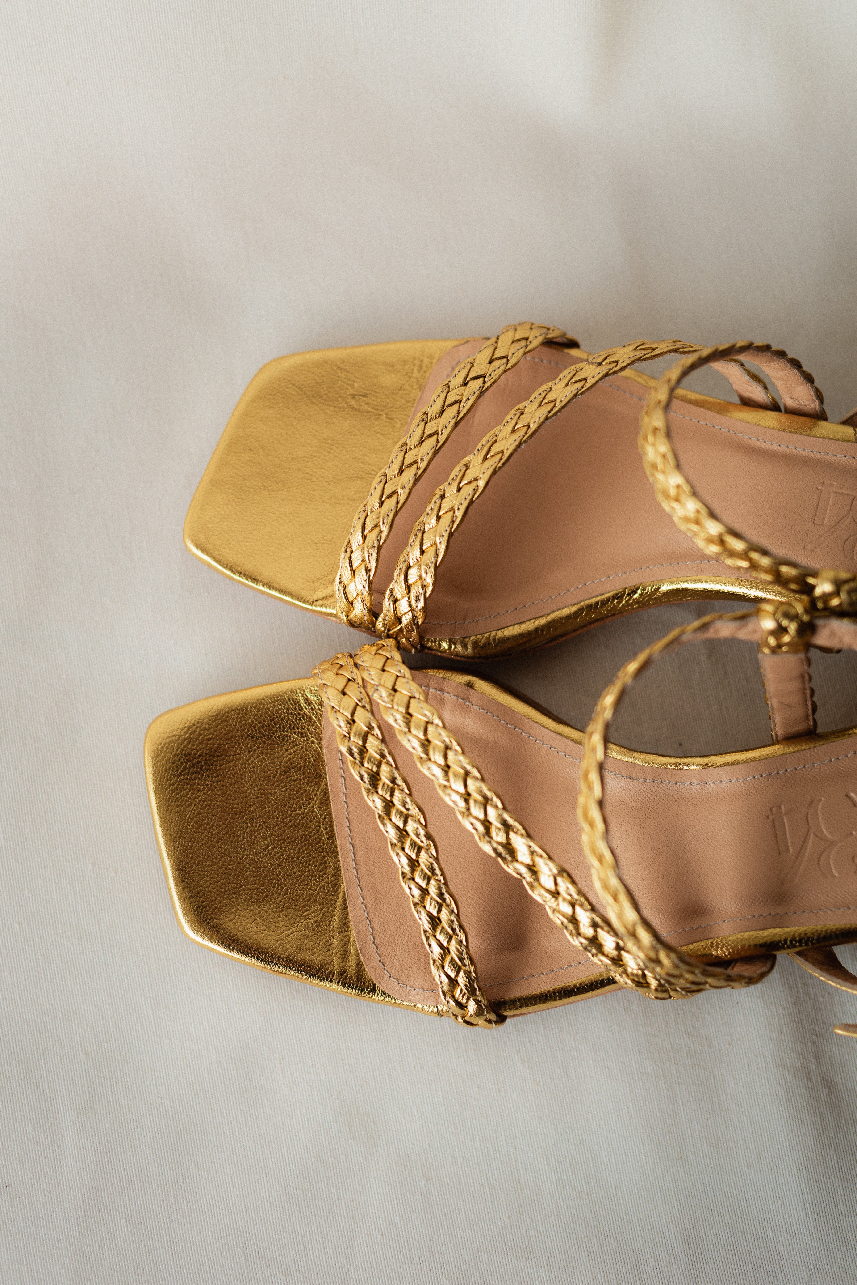 SANDALIA ALICIA PIEL GRABADA ORO TACÓN 4CM