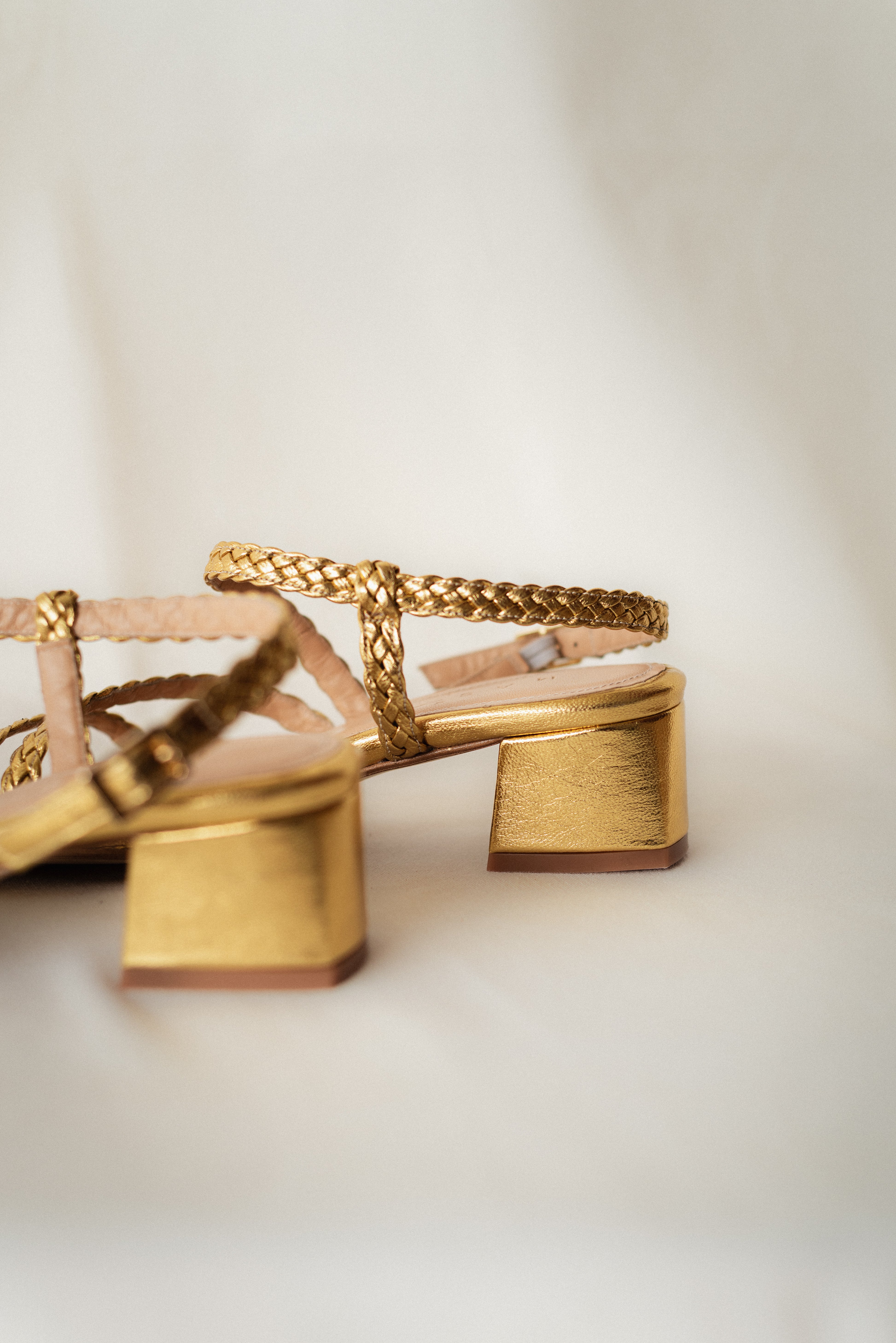 SANDALIA ALICIA PIEL GRABADA ORO TACÓN 4CM