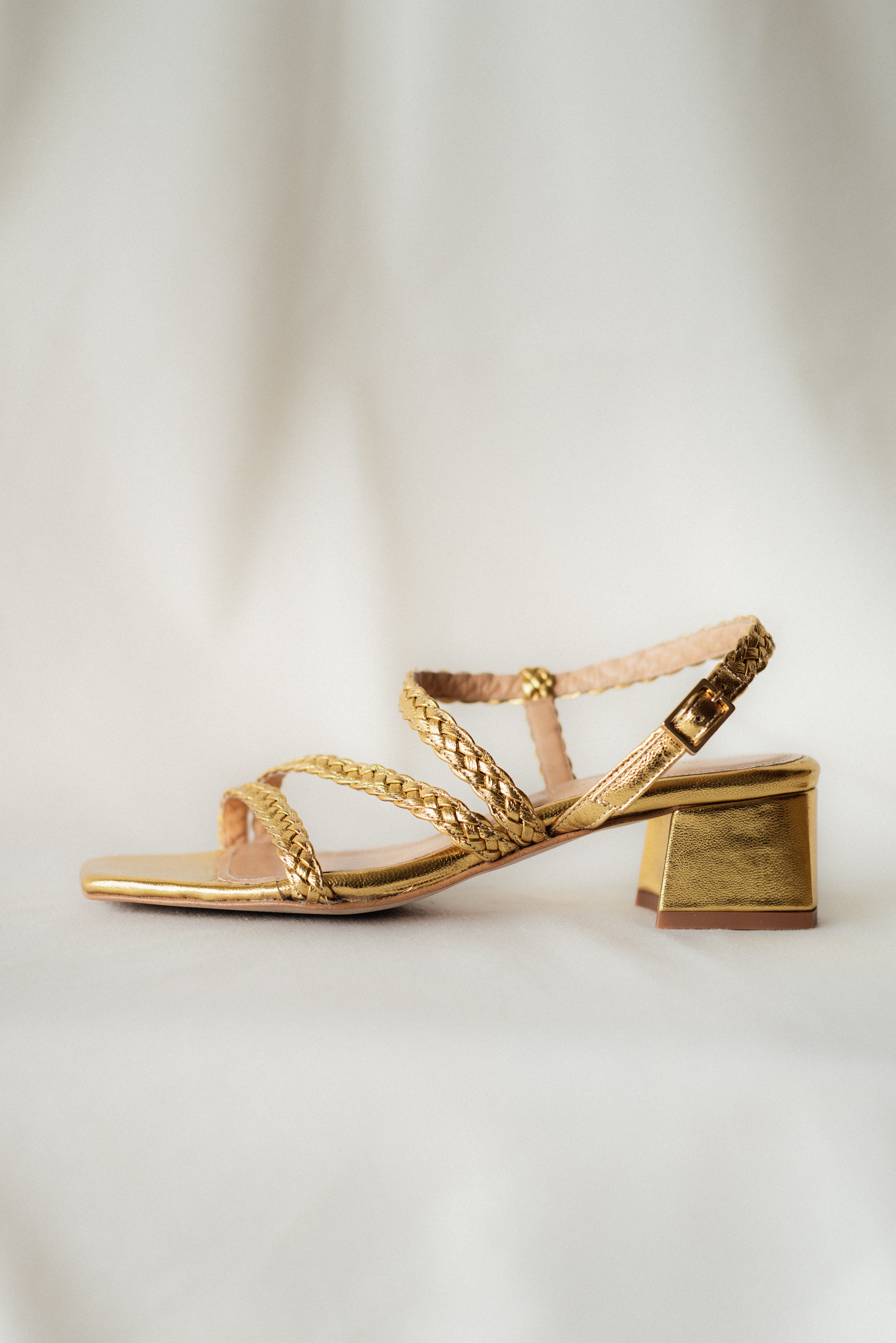 SANDALIA ALICIA PIEL GRABADA ORO TACÓN 4CM