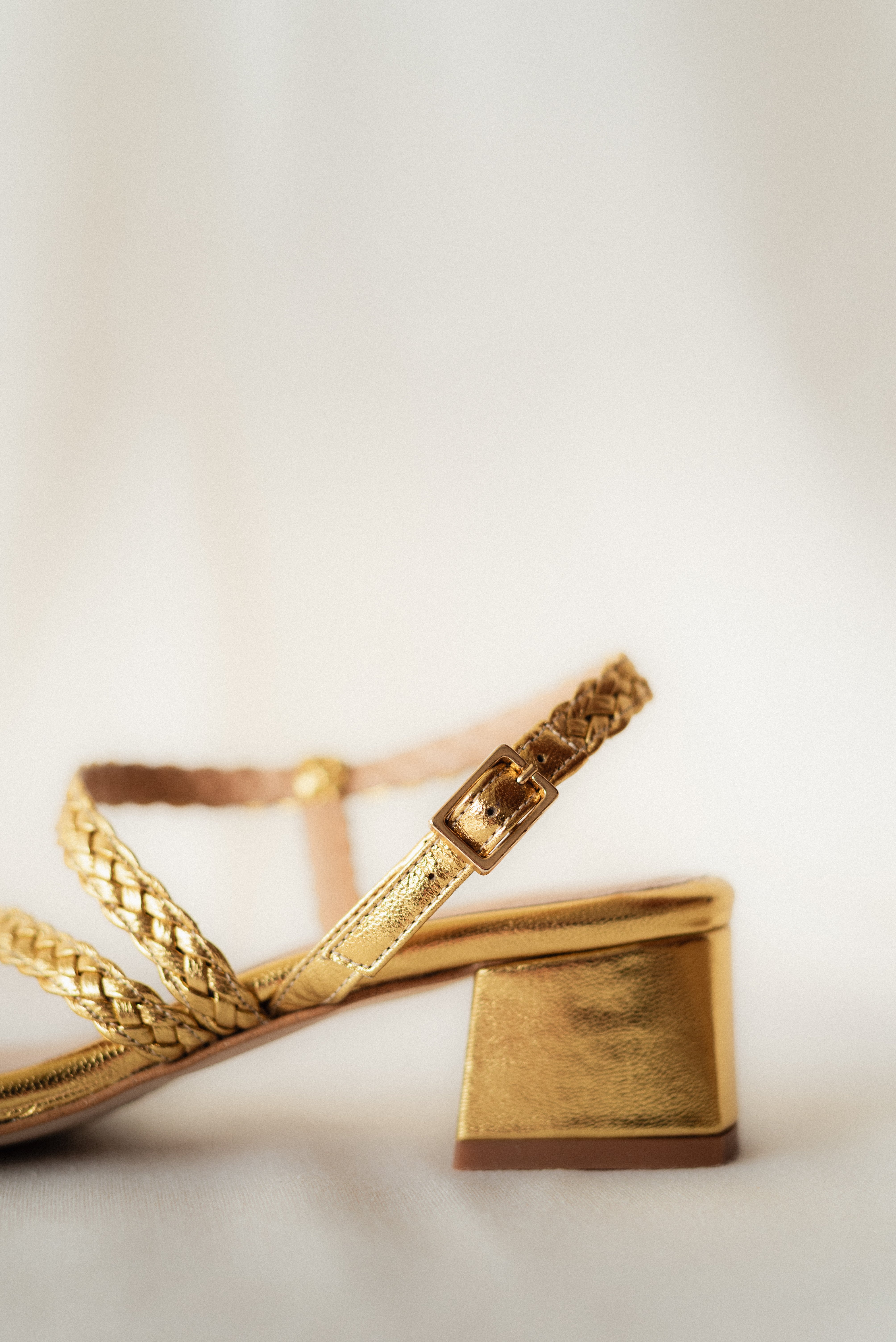 SANDALIA ALICIA PIEL GRABADA ORO TACÓN 4CM