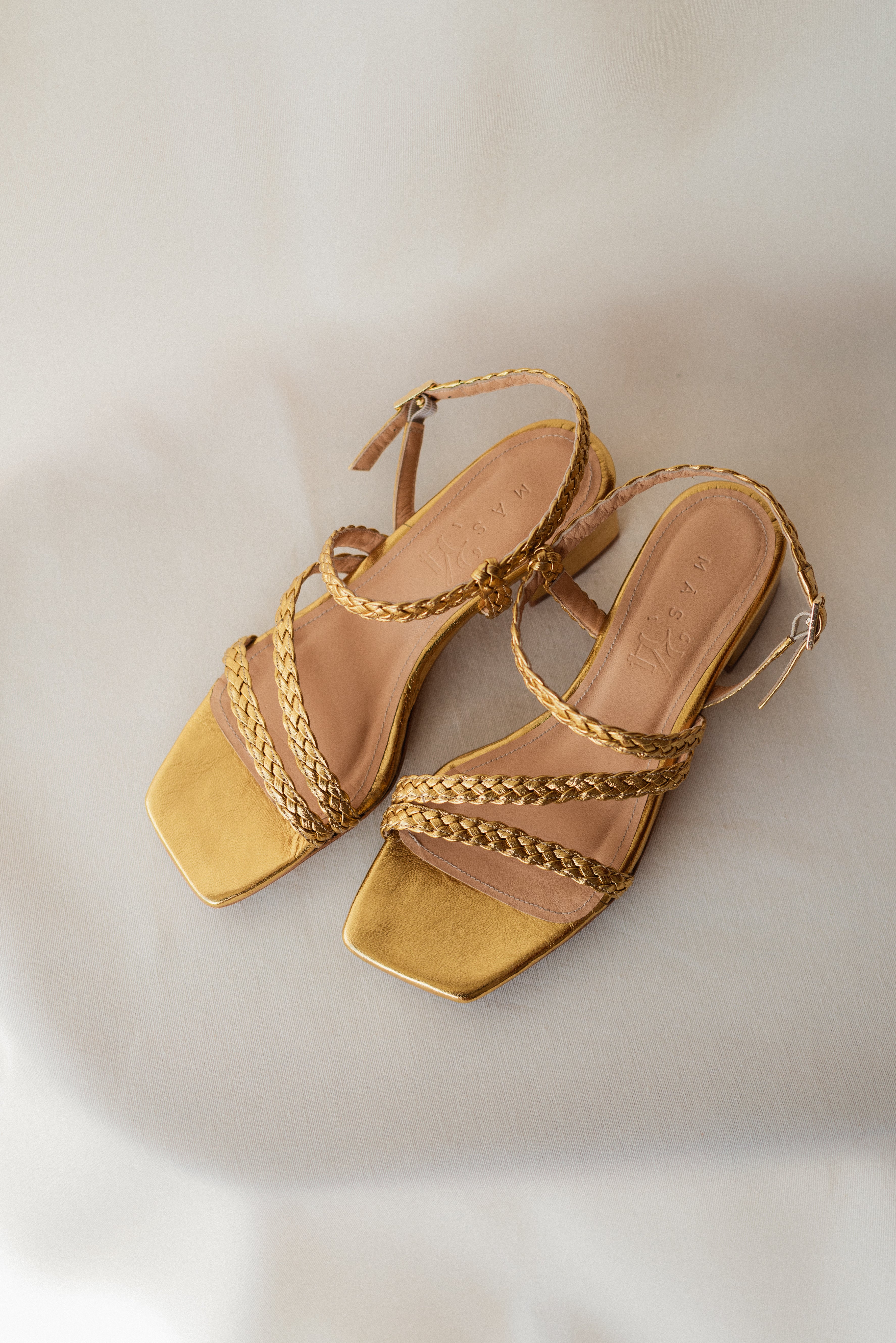 SANDALIA ALICIA PIEL GRABADA ORO TACÓN 4CM