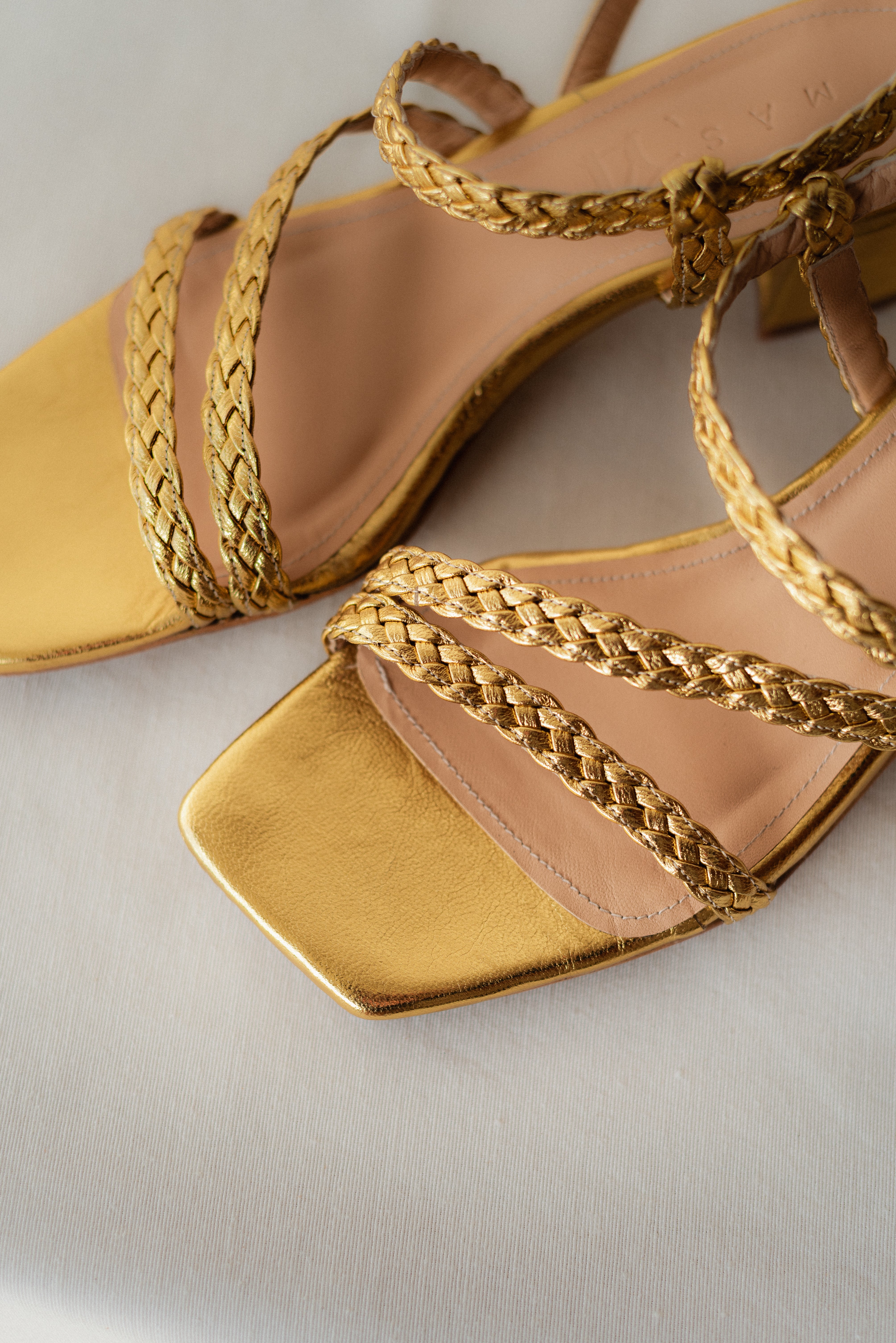 SANDALIA ALICIA PIEL GRABADA ORO TACÓN 4CM