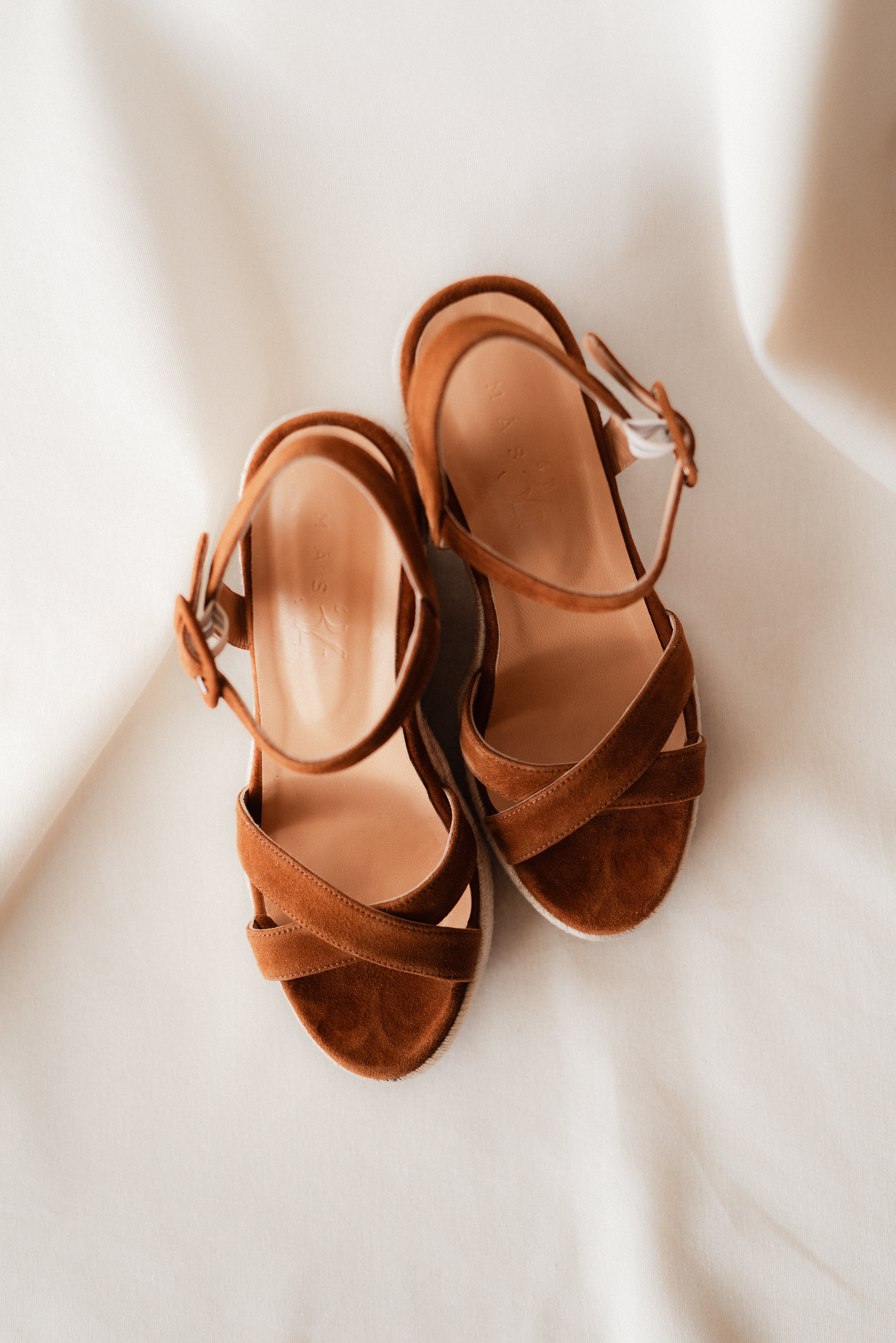 CUÑA CHLOE ANTE MARRÓN 9CM