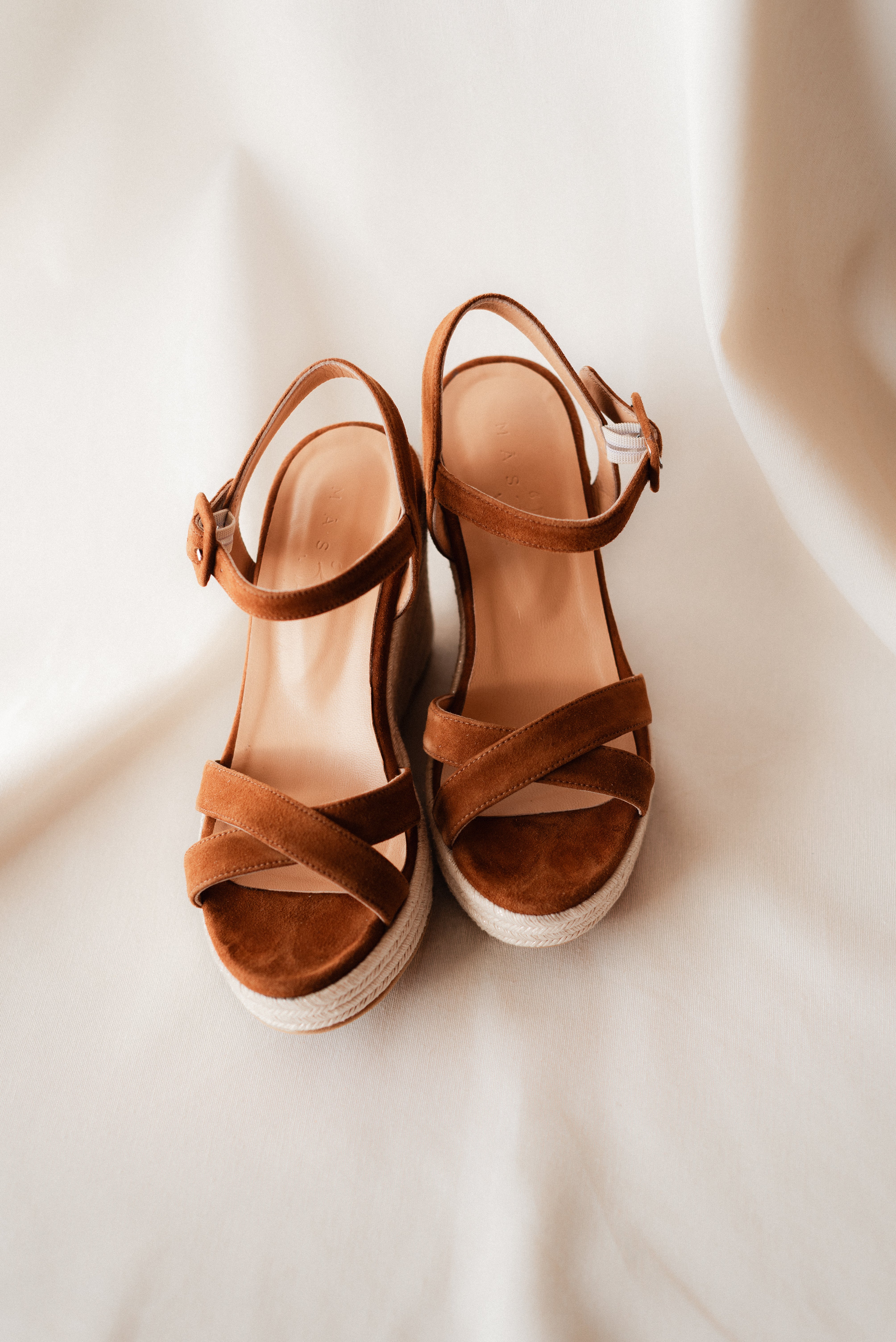 CUÑA CHLOE ANTE MARRÓN 9CM