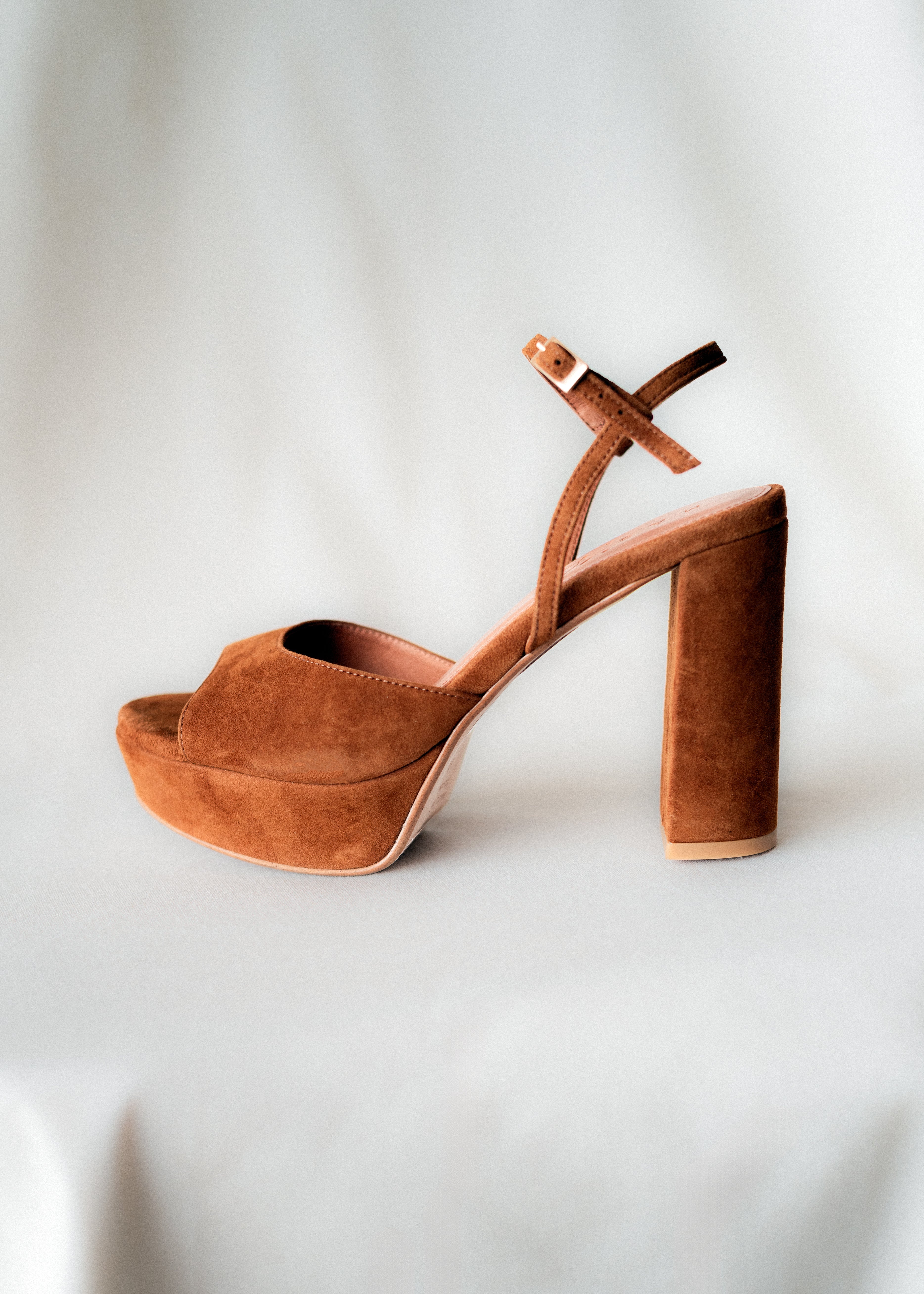 Sandalia veraniega con tacón alto y ante suave