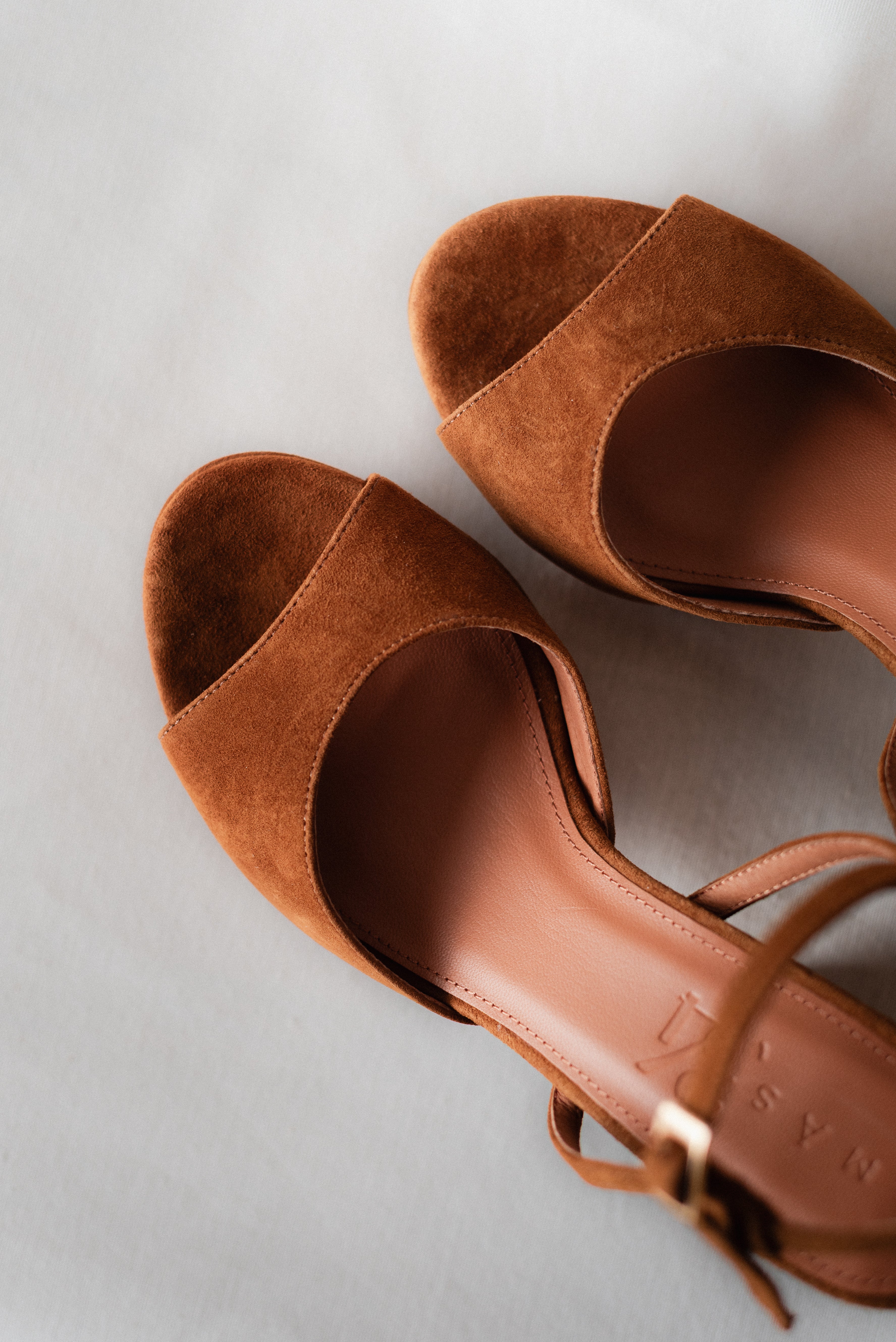 SANDALIA MAISA TACÓN 10CM PLATAFORMA ANTE COÑAC