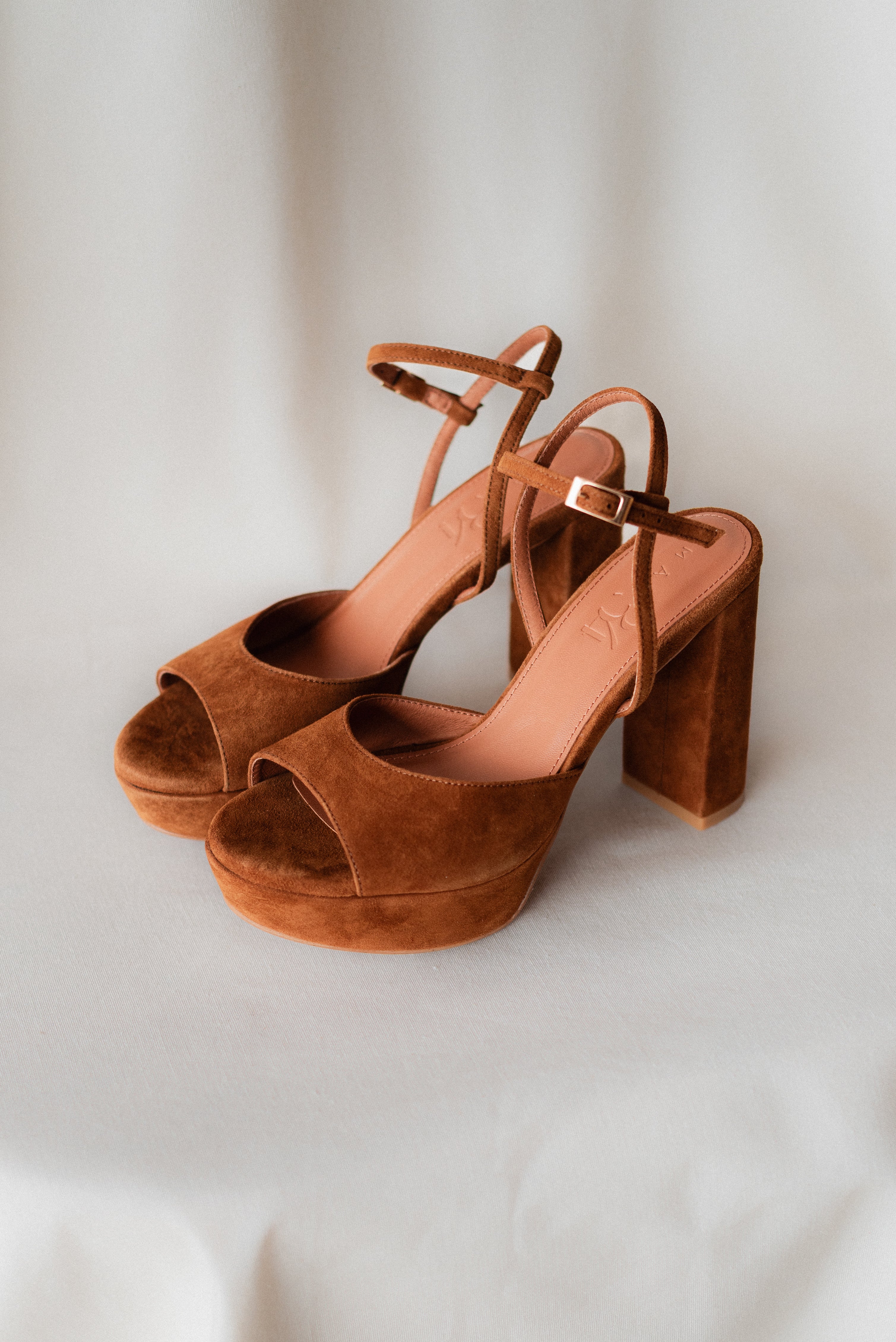 Sandalia estilo verano con ante cacao y plataforma