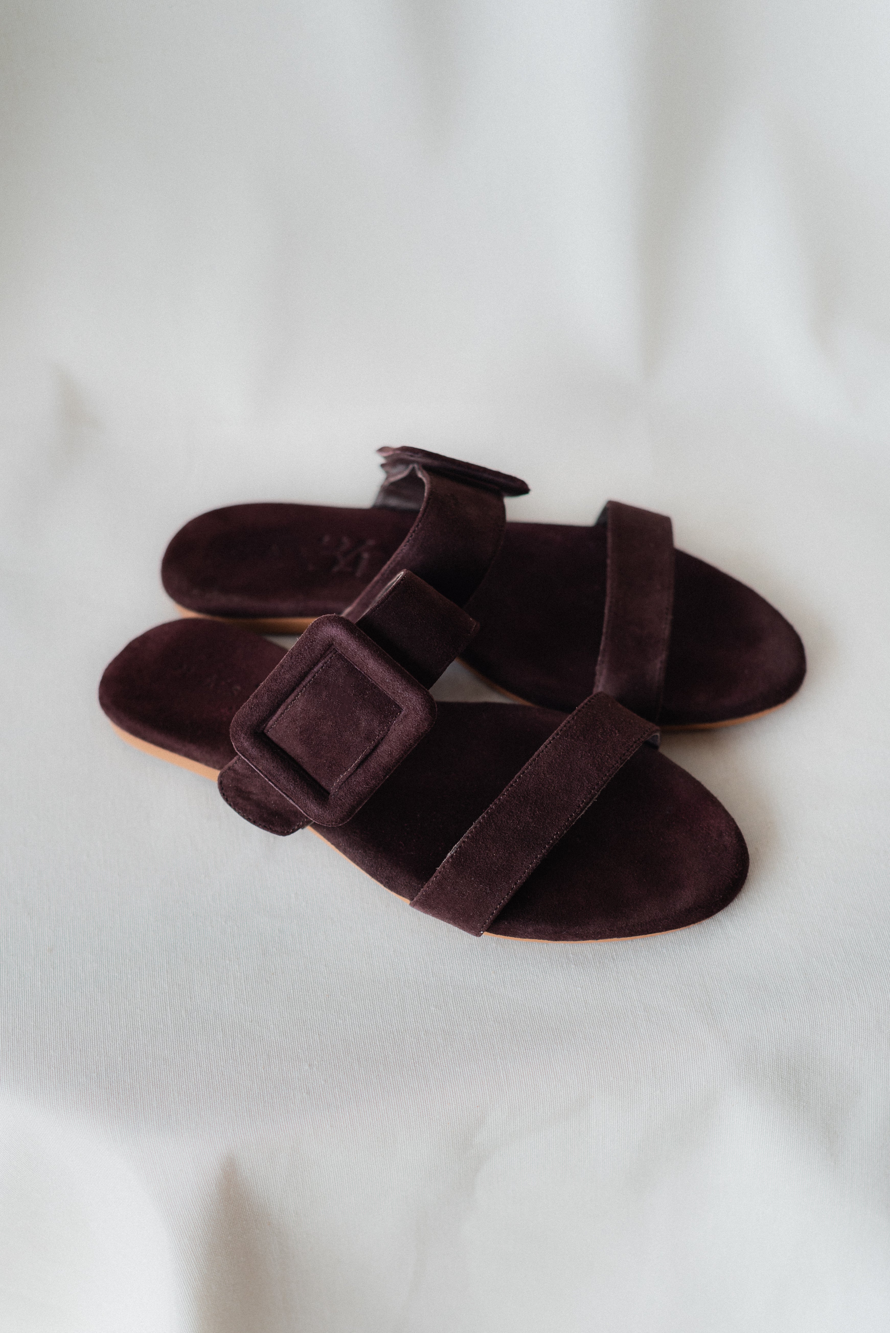MARÍA BROWN SUEDE FLAT SANDAL