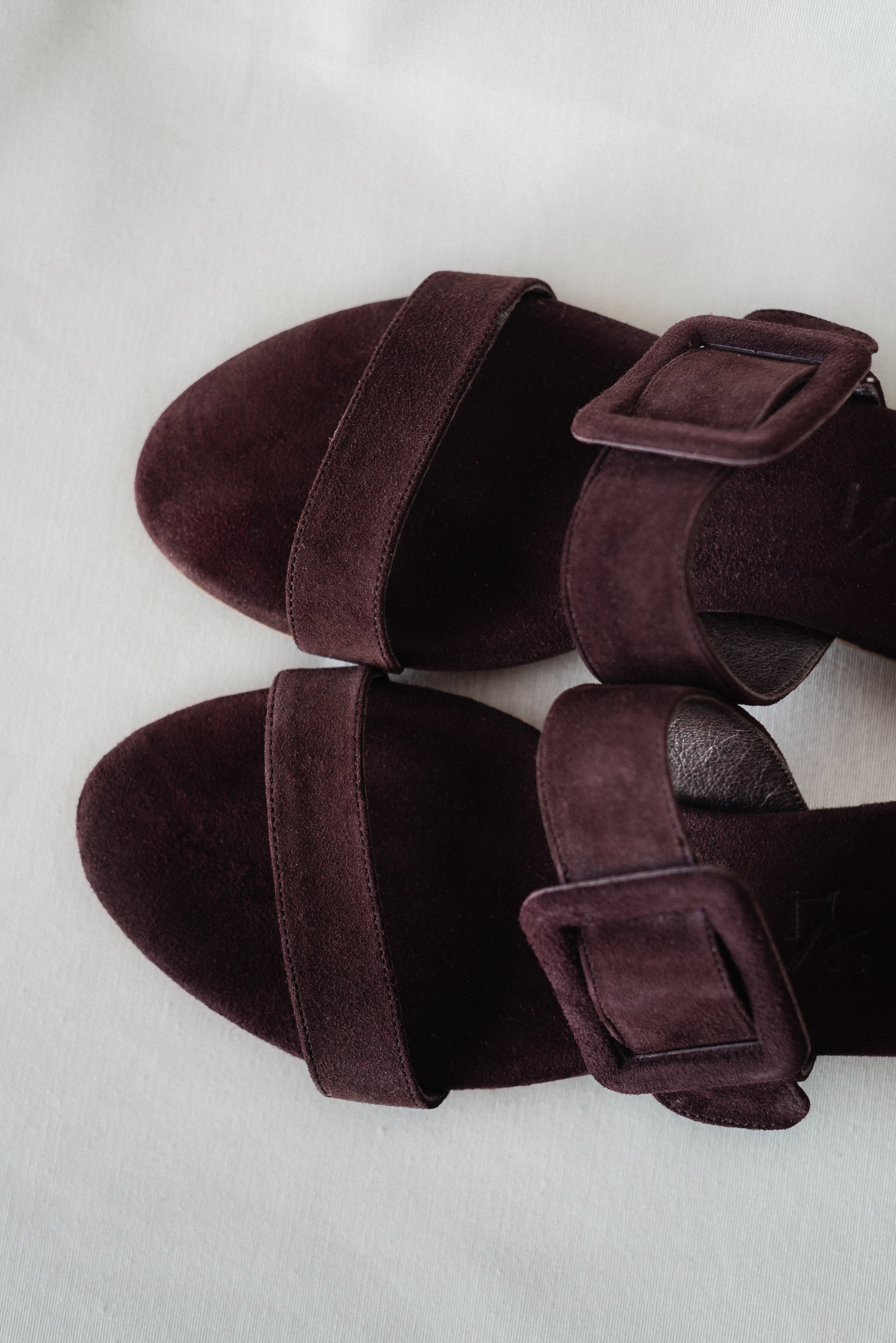 MARÍA BROWN SUEDE FLAT SANDAL