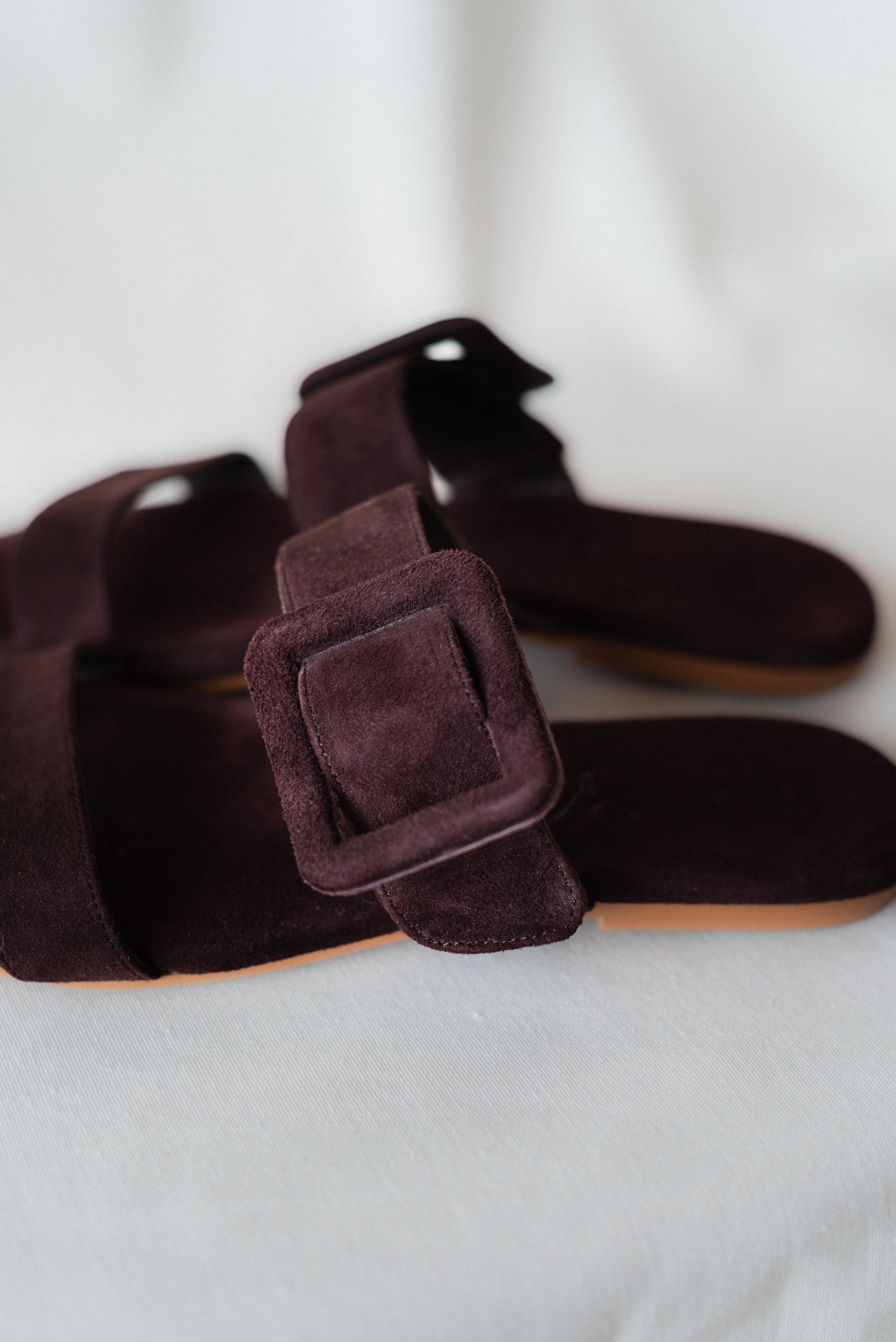 MARÍA BROWN SUEDE FLAT SANDAL