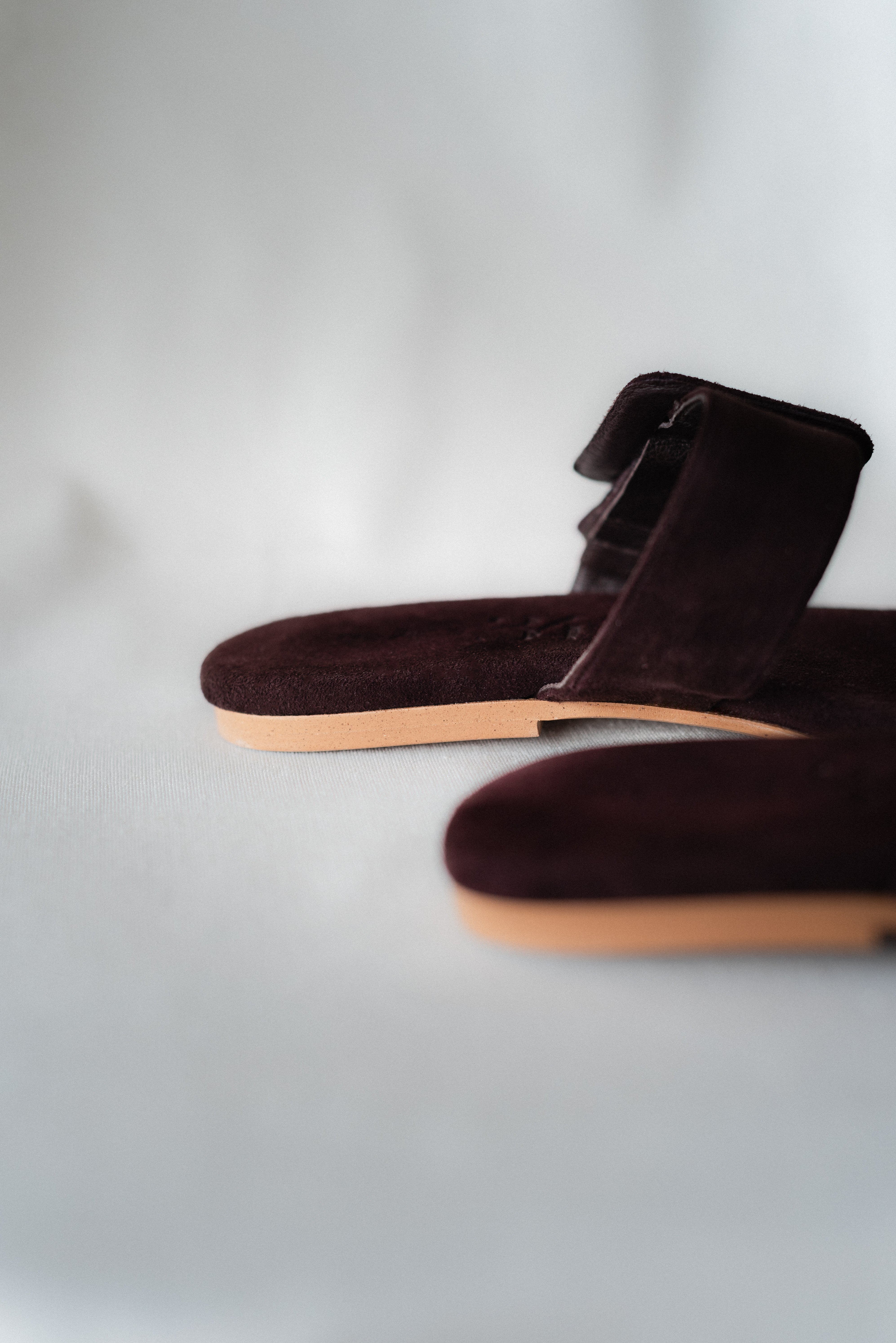 MARÍA BROWN SUEDE FLAT SANDAL