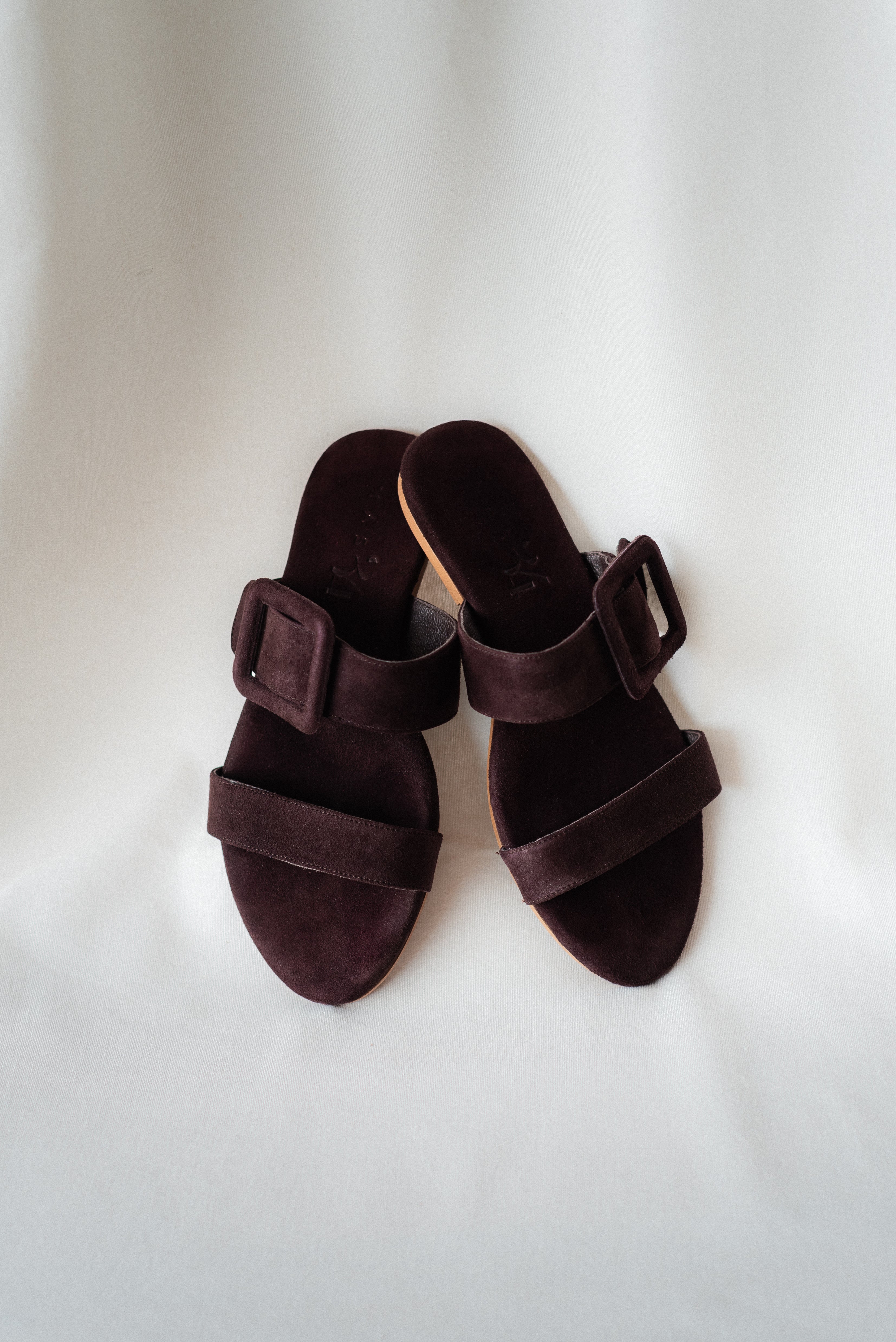MARÍA BROWN SUEDE FLAT SANDAL