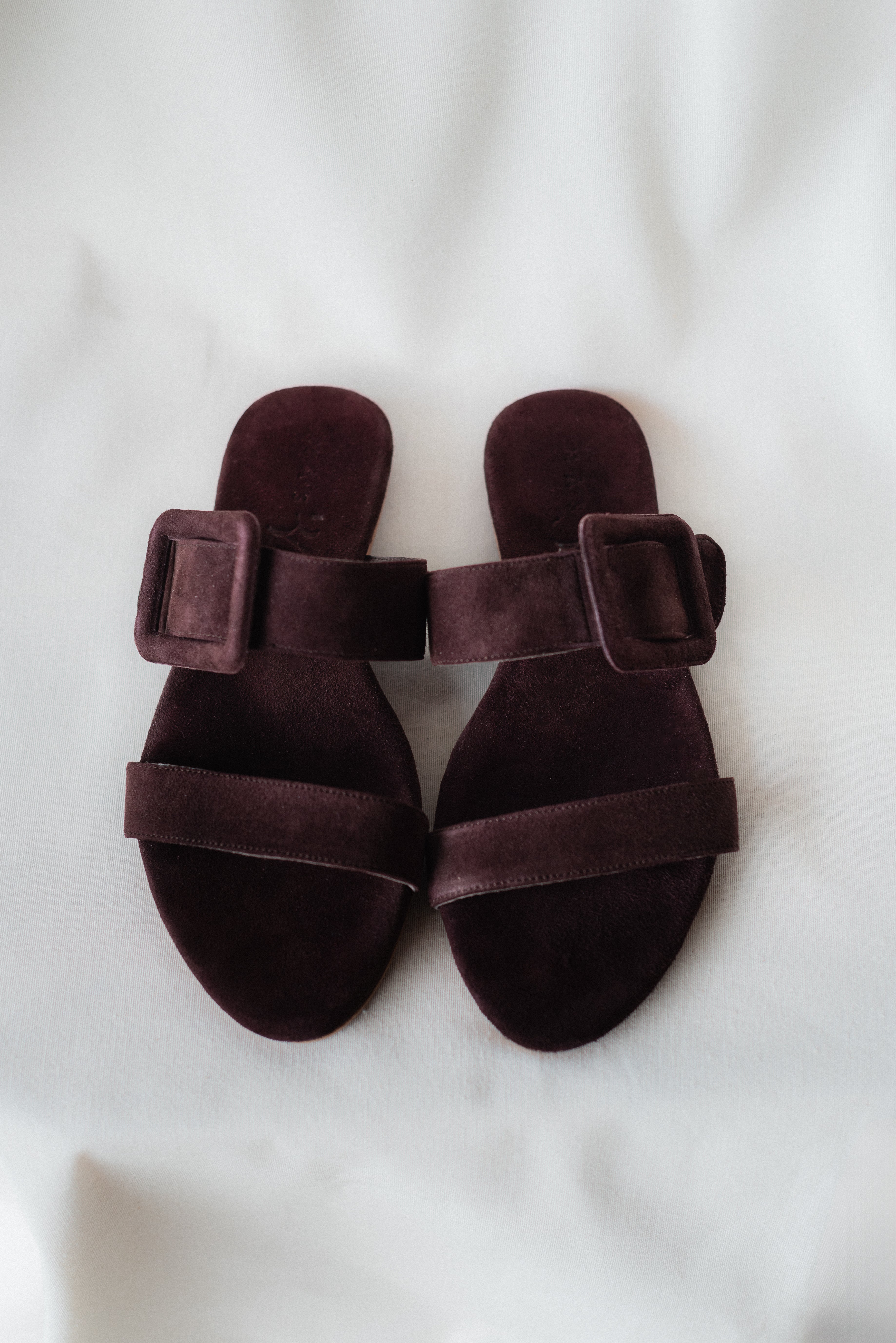 MARÍA BROWN SUEDE FLAT SANDAL