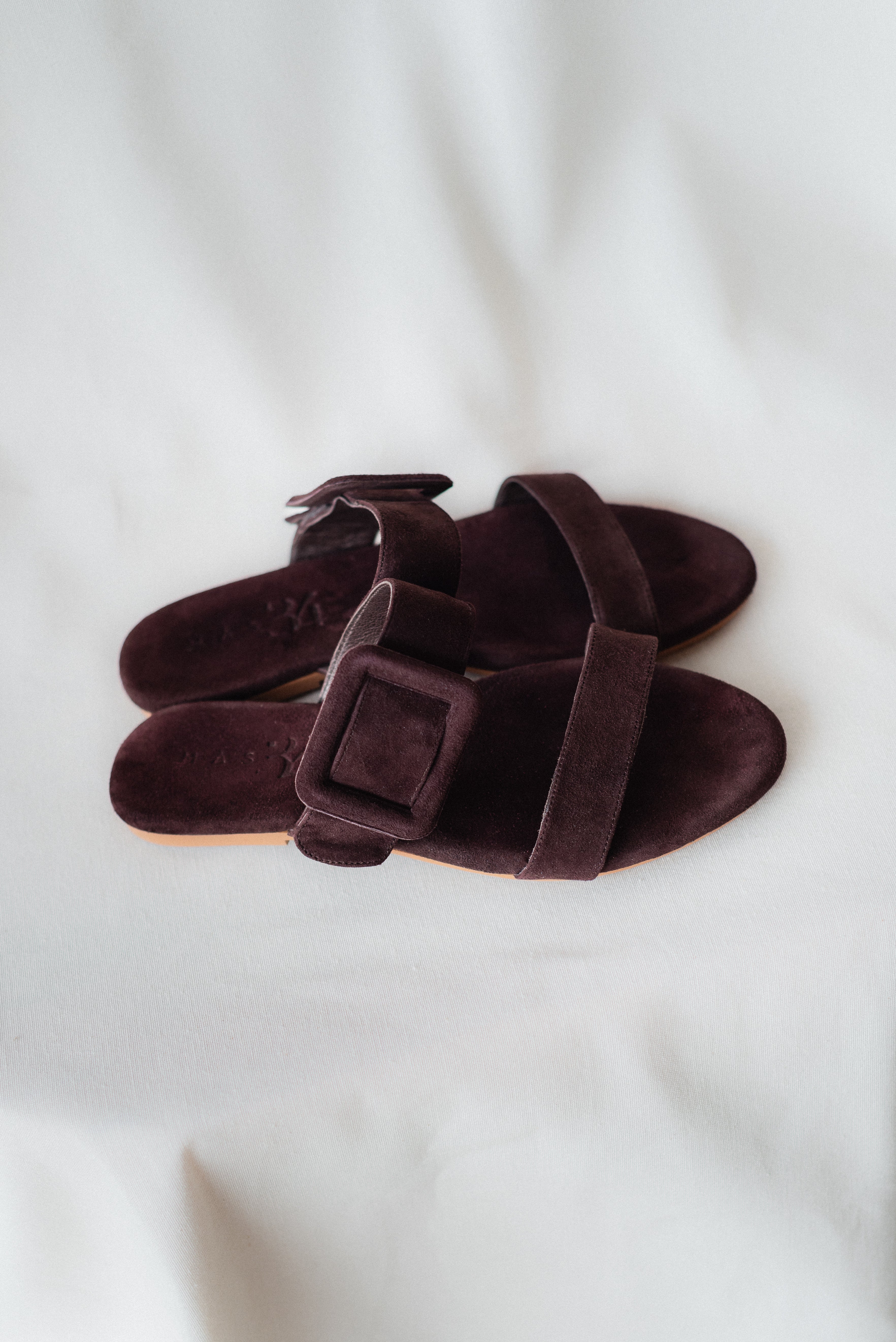 MARÍA BROWN SUEDE FLAT SANDAL