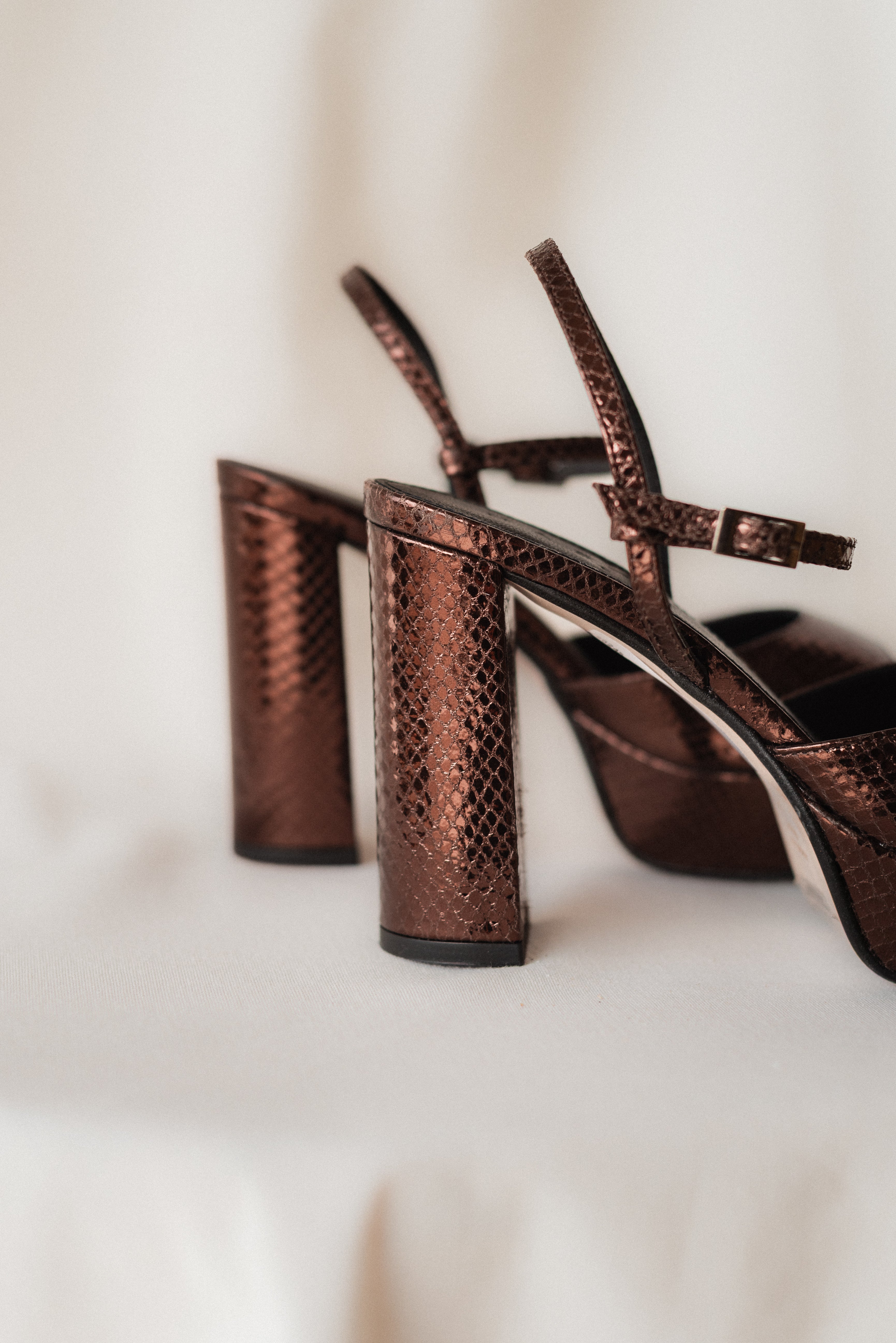 SANDALIA MAISA TACÓN 10CM PLATAFORMA PIEL LAMINADO CAFÉ