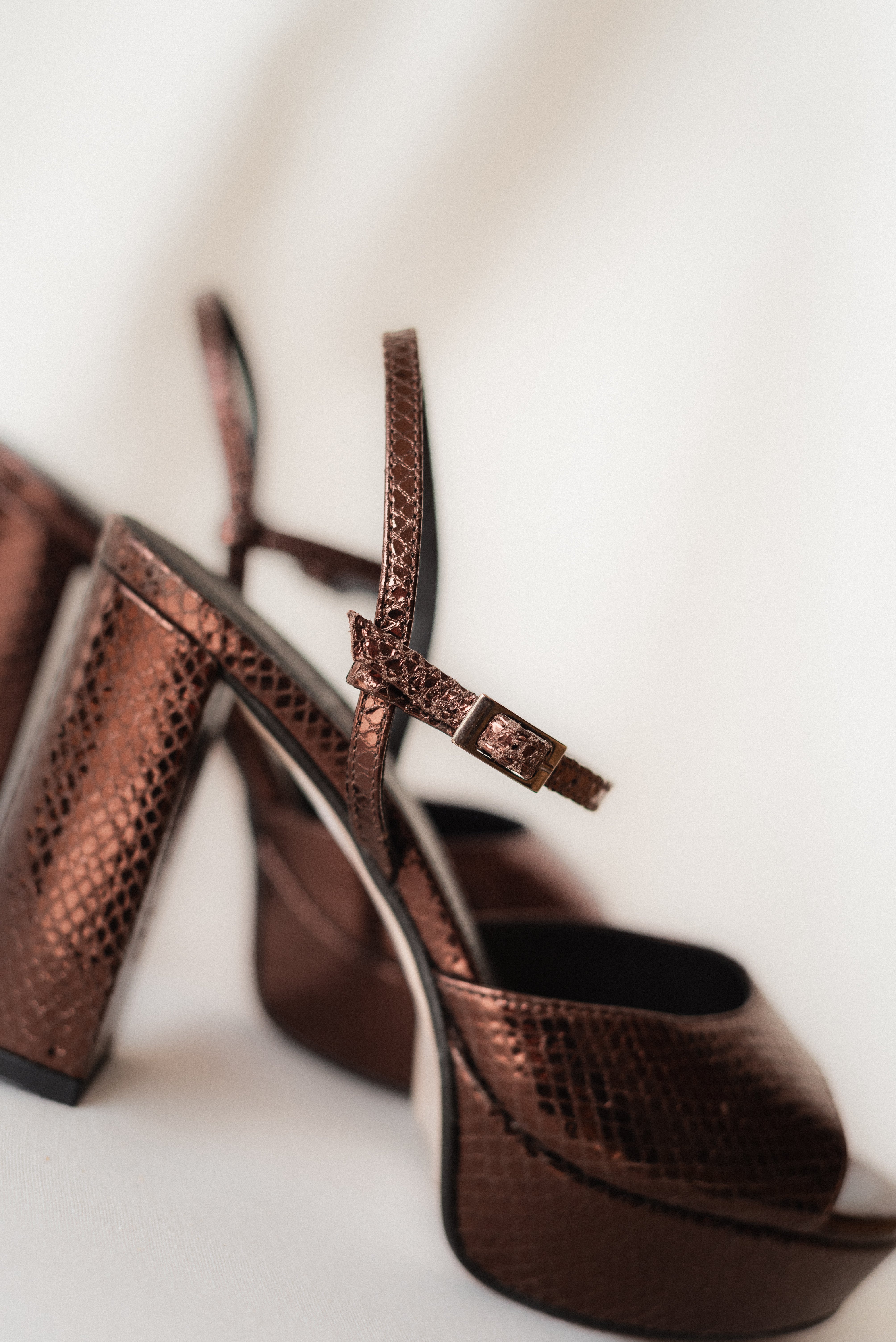 SANDALIA MAISA TACÓN 10CM PLATAFORMA PIEL LAMINADO CAFÉ