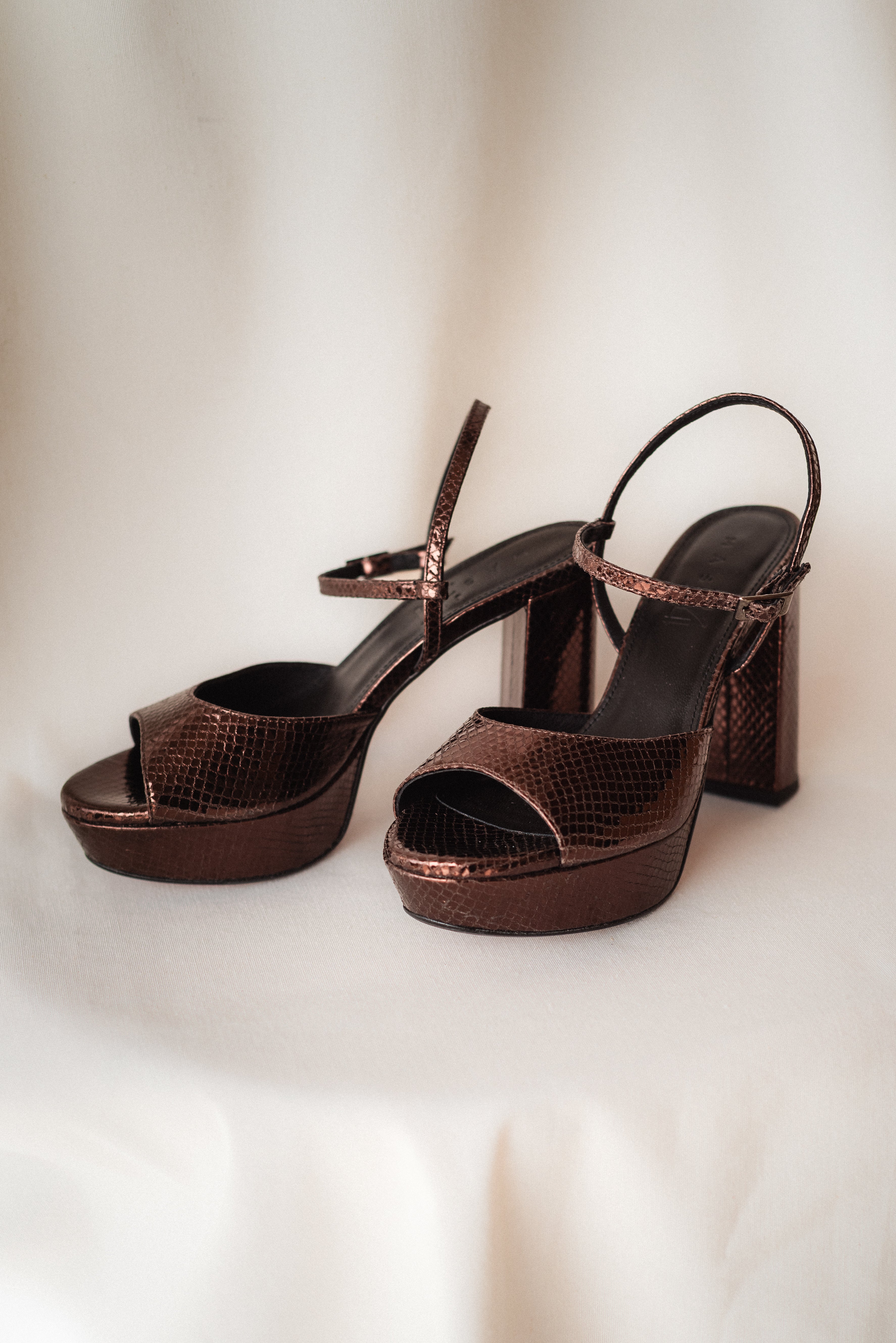 SANDALIA MAISA TACÓN 10CM PLATAFORMA PIEL LAMINADO CAFÉ