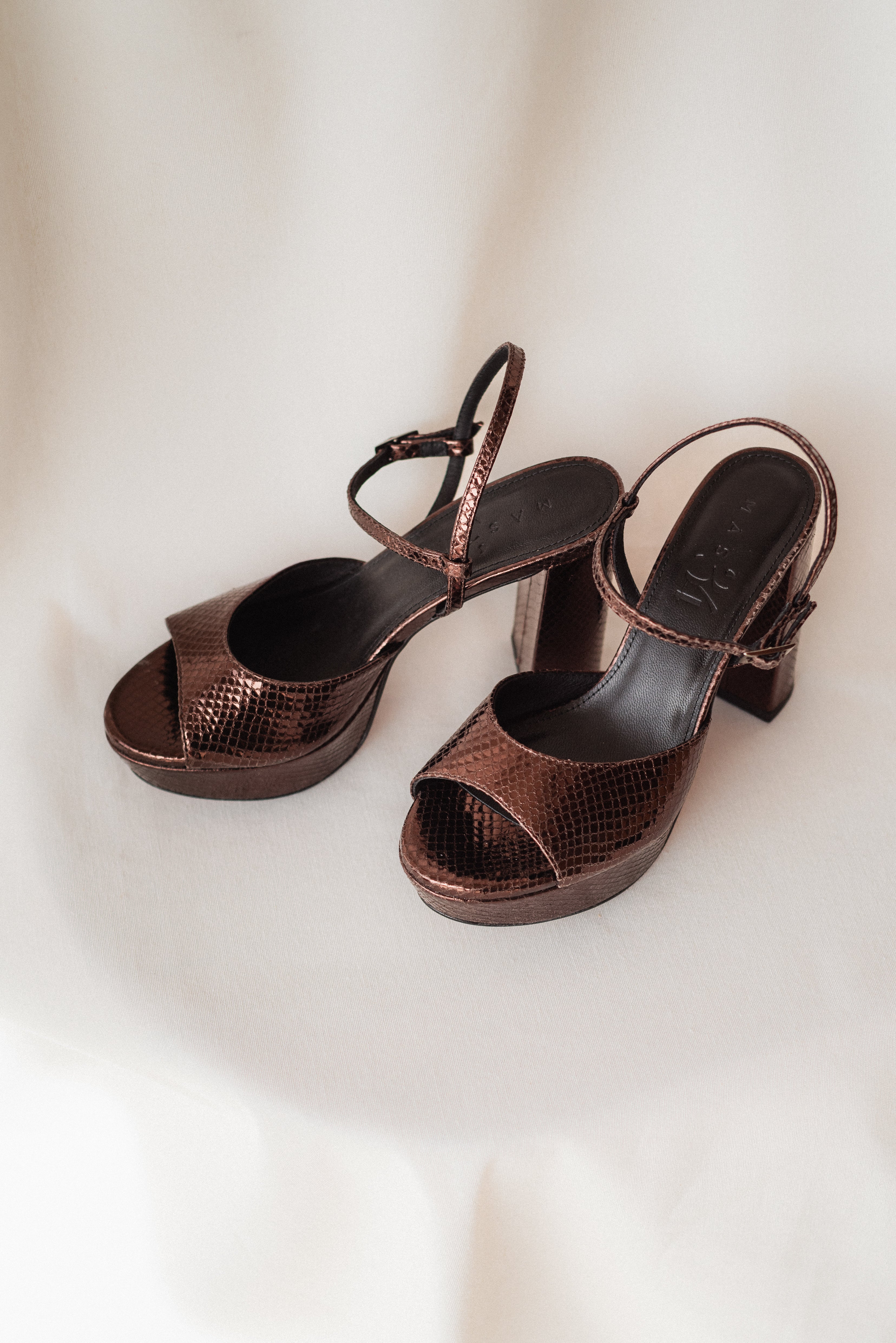 SANDALIA MAISA TACÓN 10CM PLATAFORMA PIEL LAMINADO CAFÉ