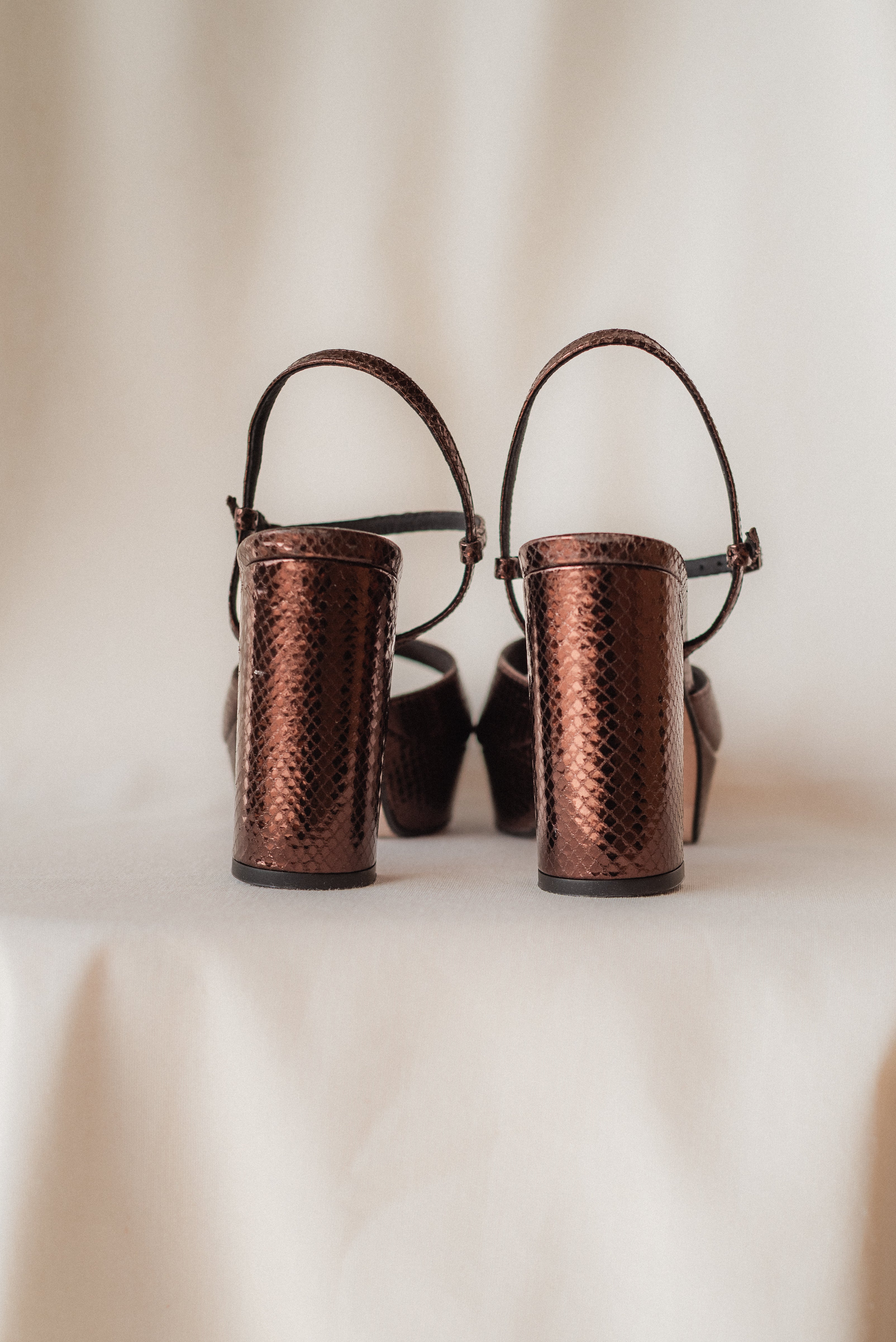 SANDALIA MAISA TACÓN 10CM PLATAFORMA PIEL LAMINADO CAFÉ