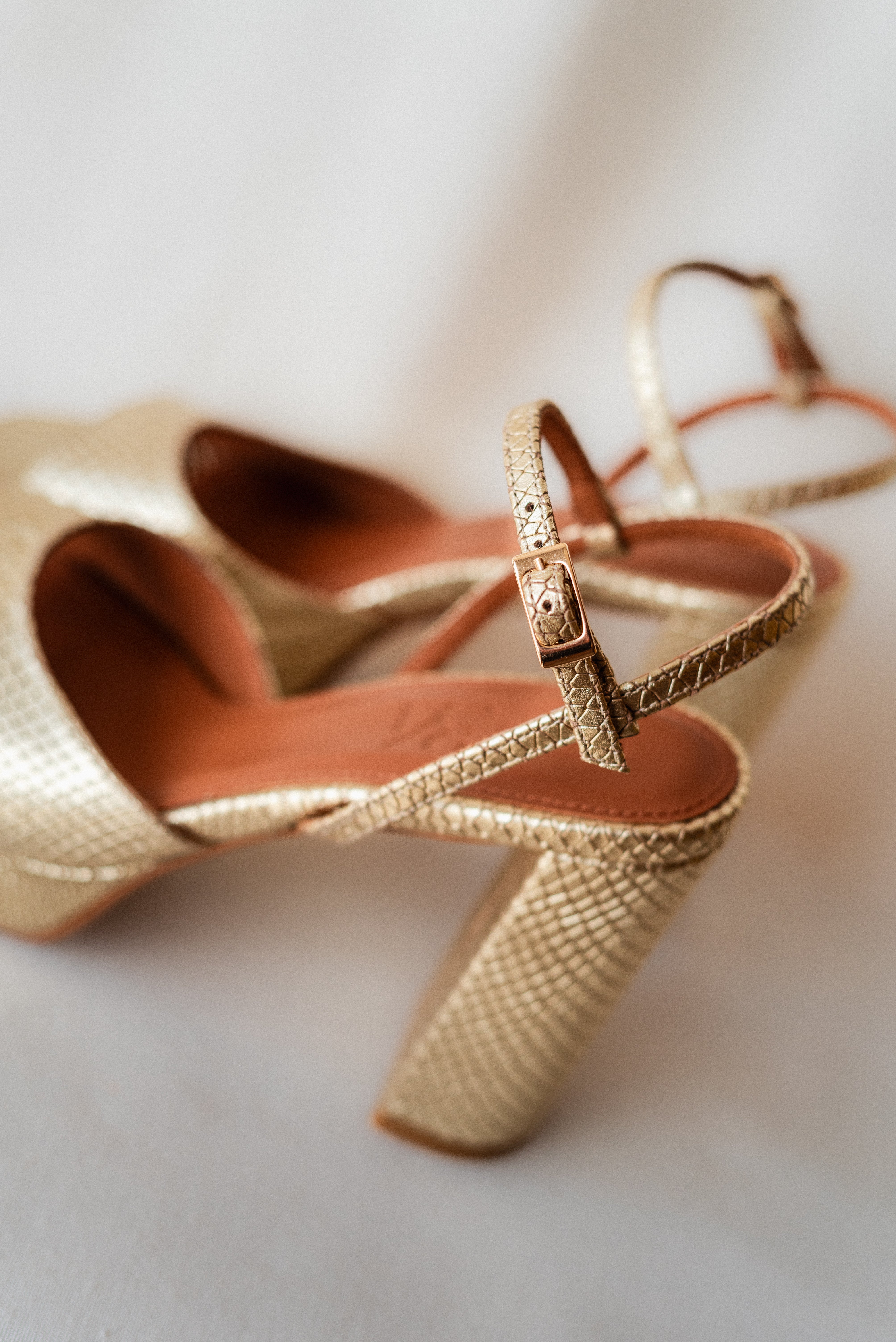 SANDALIA MAISA TACÓN 10CM PLATAFORMA PIEL LAMINADO PLATINO