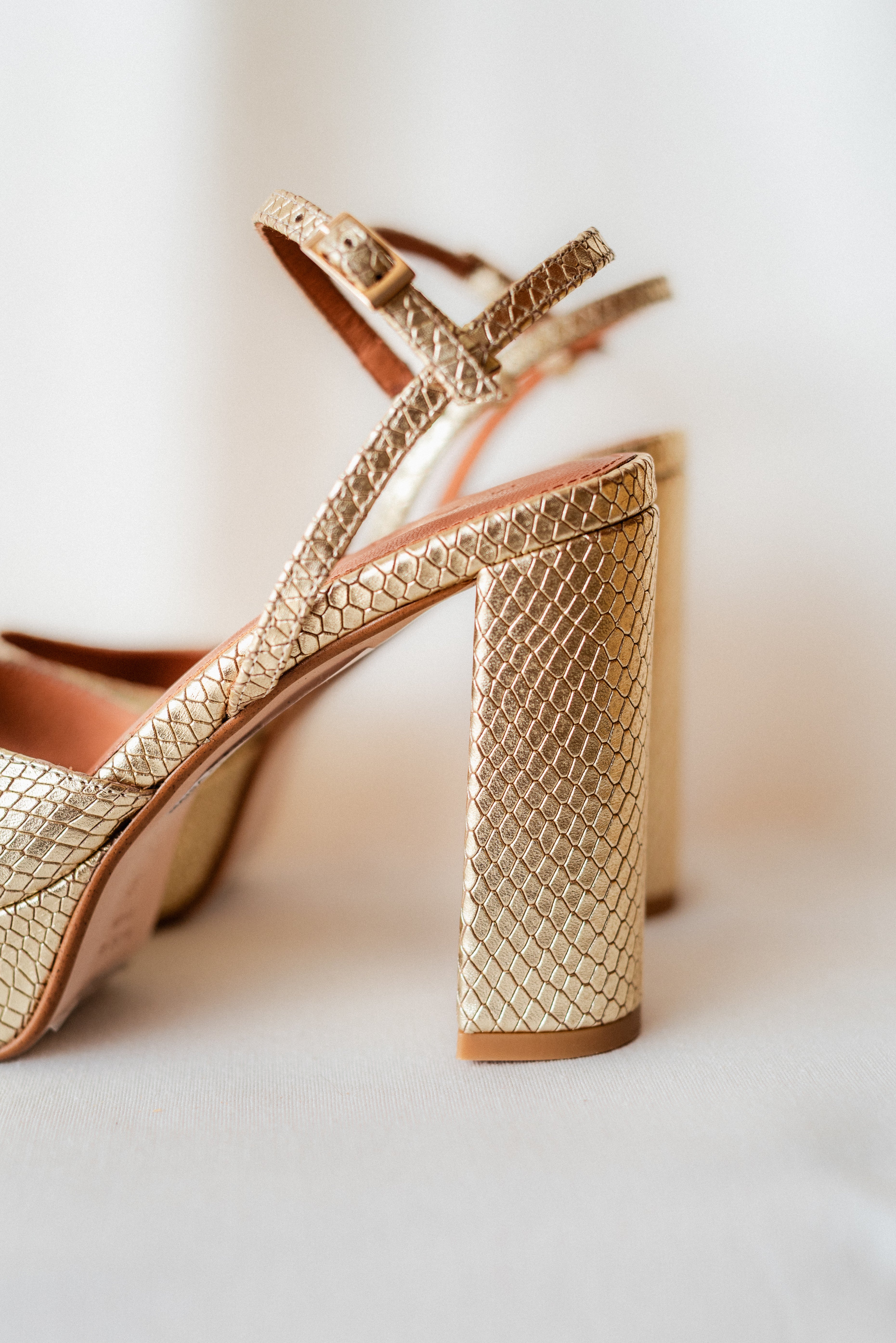 SANDALIA MAISA TACÓN 10CM PLATAFORMA PIEL LAMINADO PLATINO