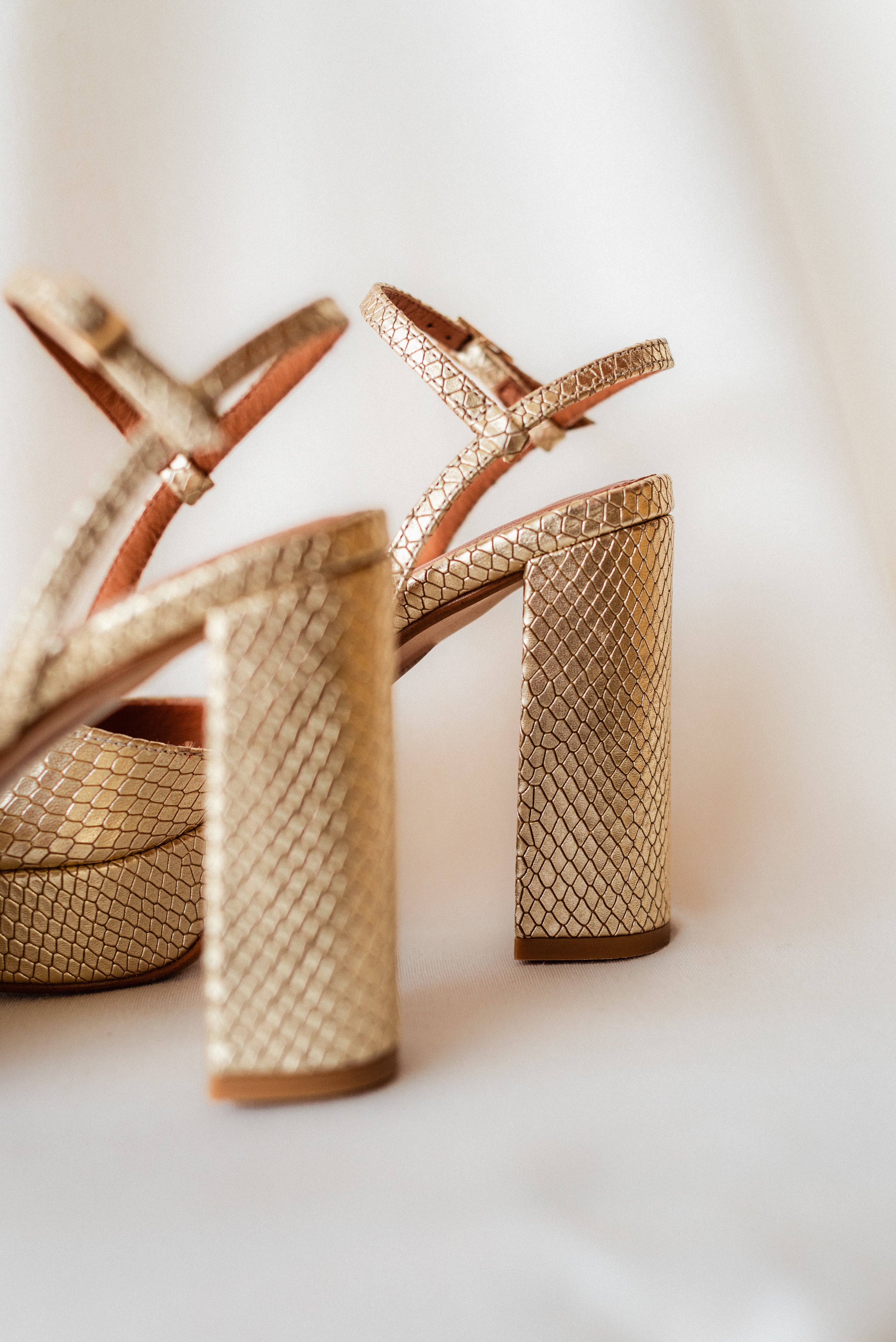 SANDALIA MAISA TACÓN 10CM PLATAFORMA PIEL LAMINADO PLATINO