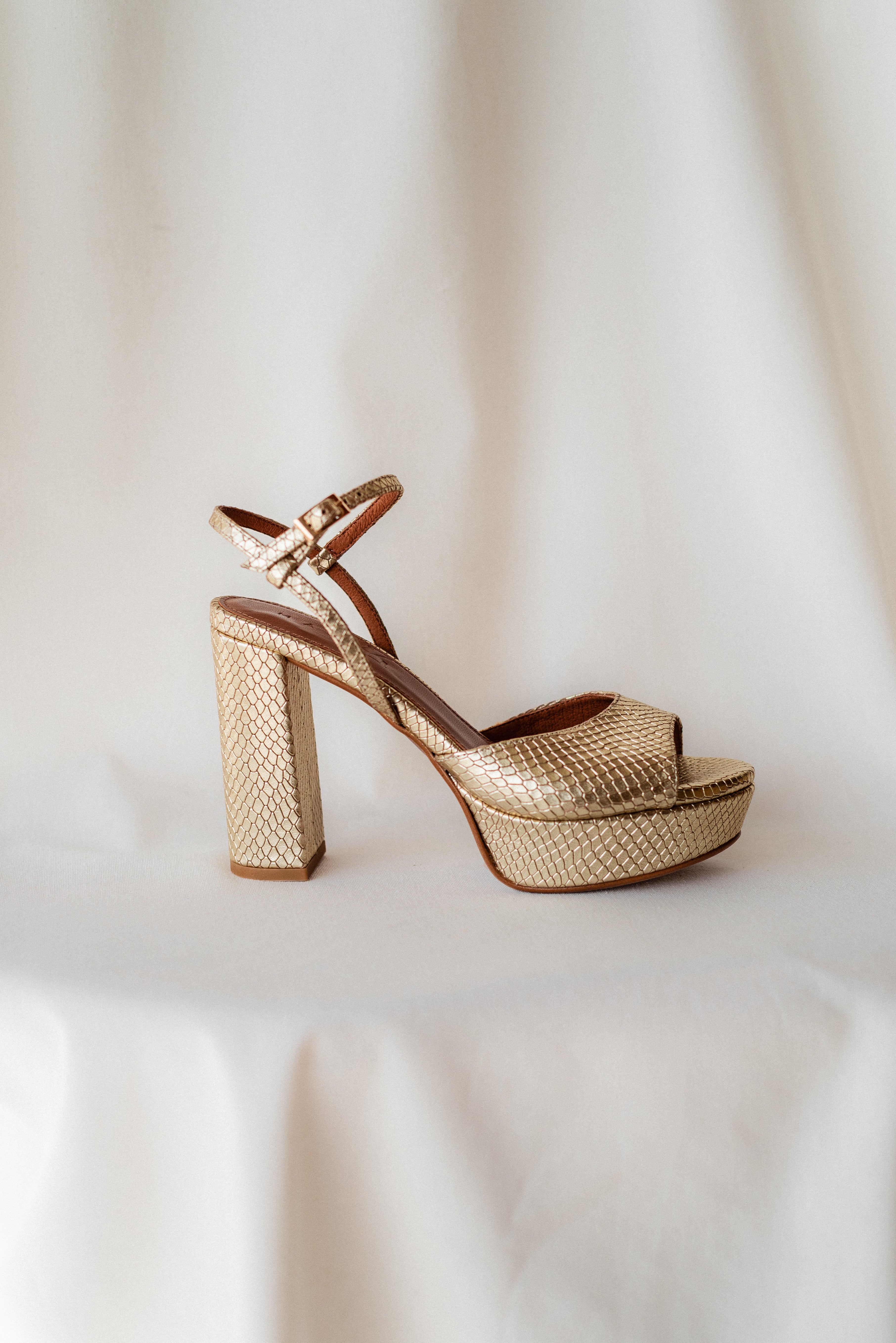 SANDALIA MAISA TACÓN 10CM PLATAFORMA PIEL LAMINADO PLATINO