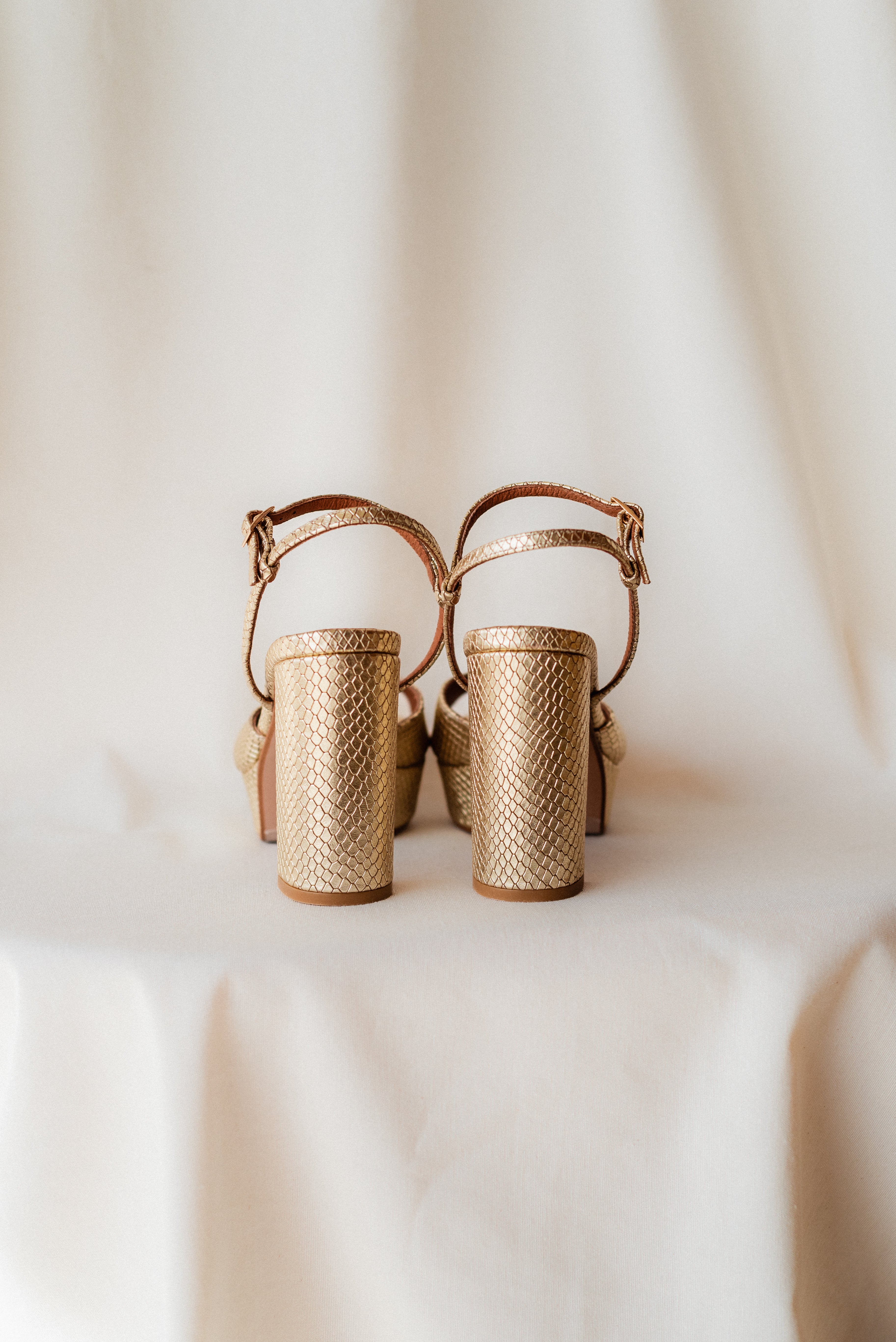 SANDALIA MAISA TACÓN 10CM PLATAFORMA PIEL LAMINADO PLATINO