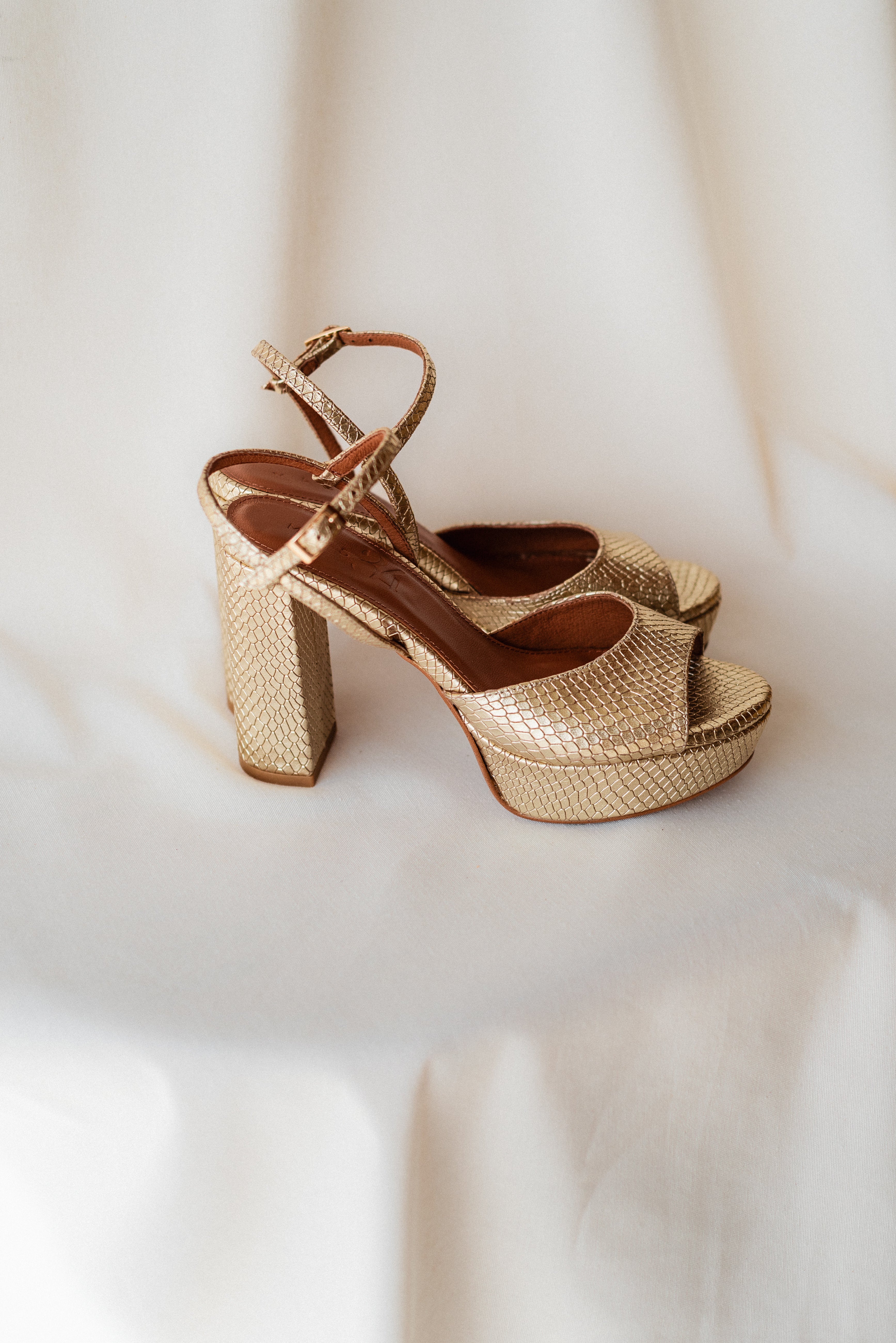 SANDALIA MAISA TACÓN 10CM PLATAFORMA PIEL LAMINADO PLATINO