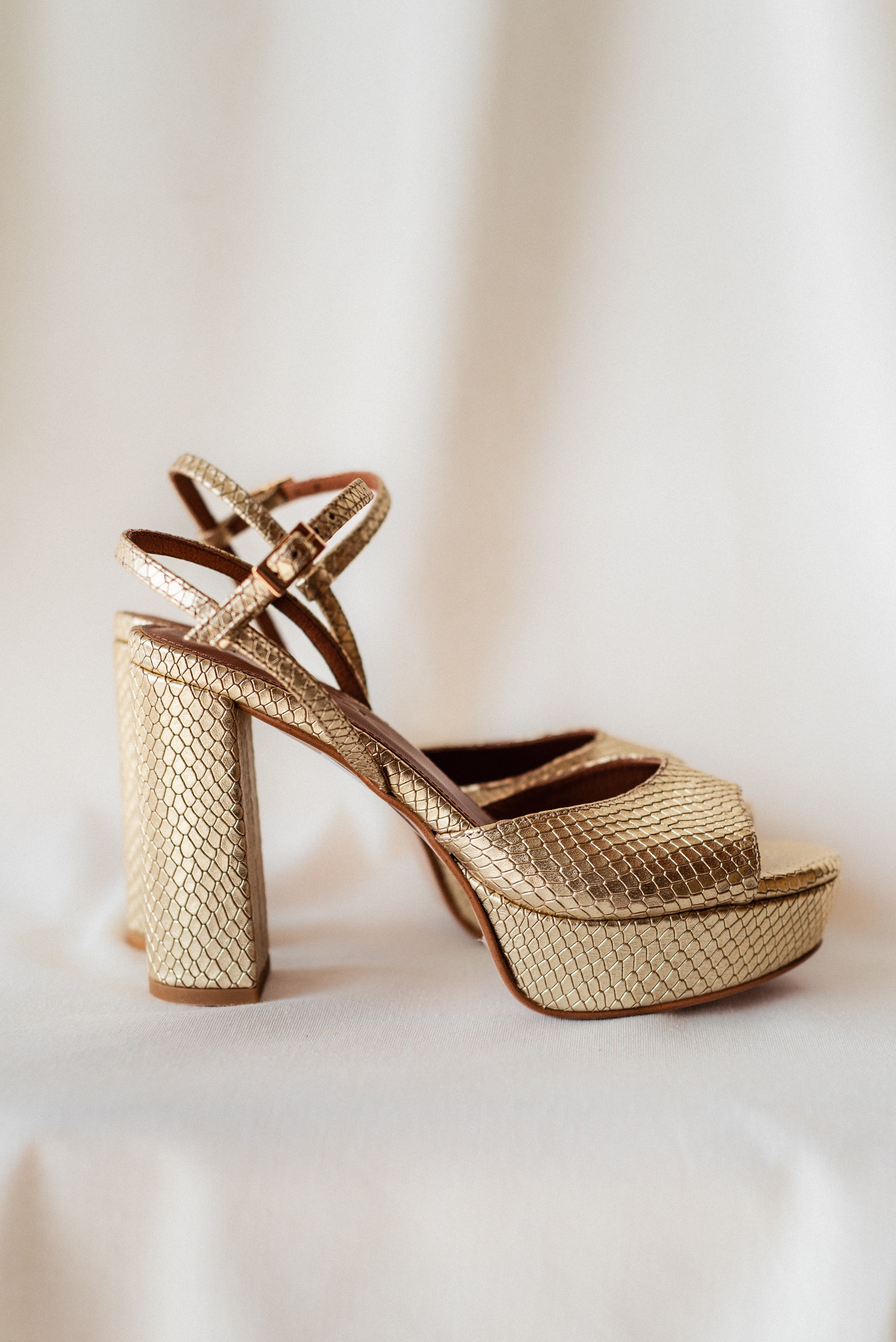 SANDALIA MAISA TACÓN 10CM PLATAFORMA PIEL LAMINADO PLATINO