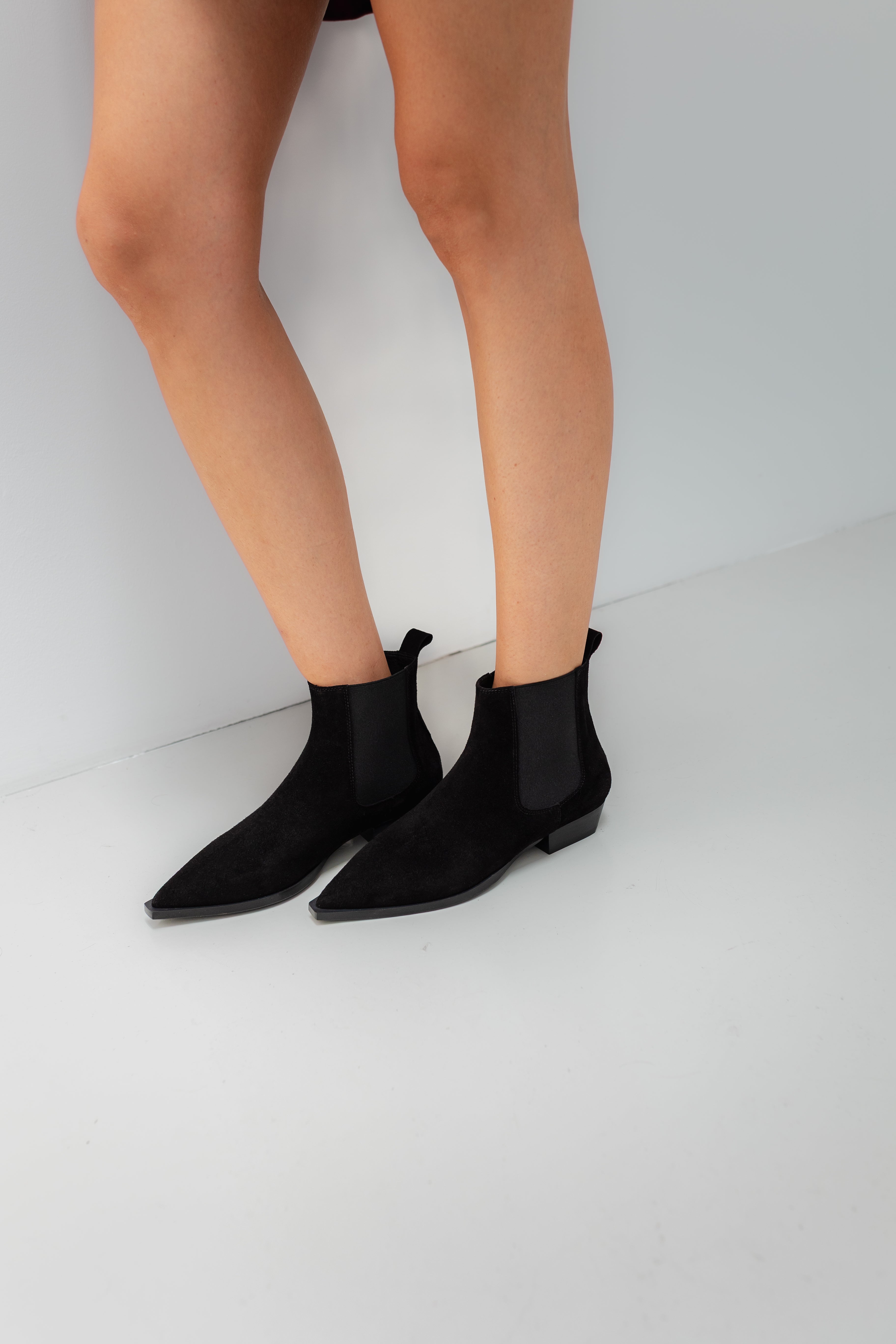 Par de botines negros de ante para mujer