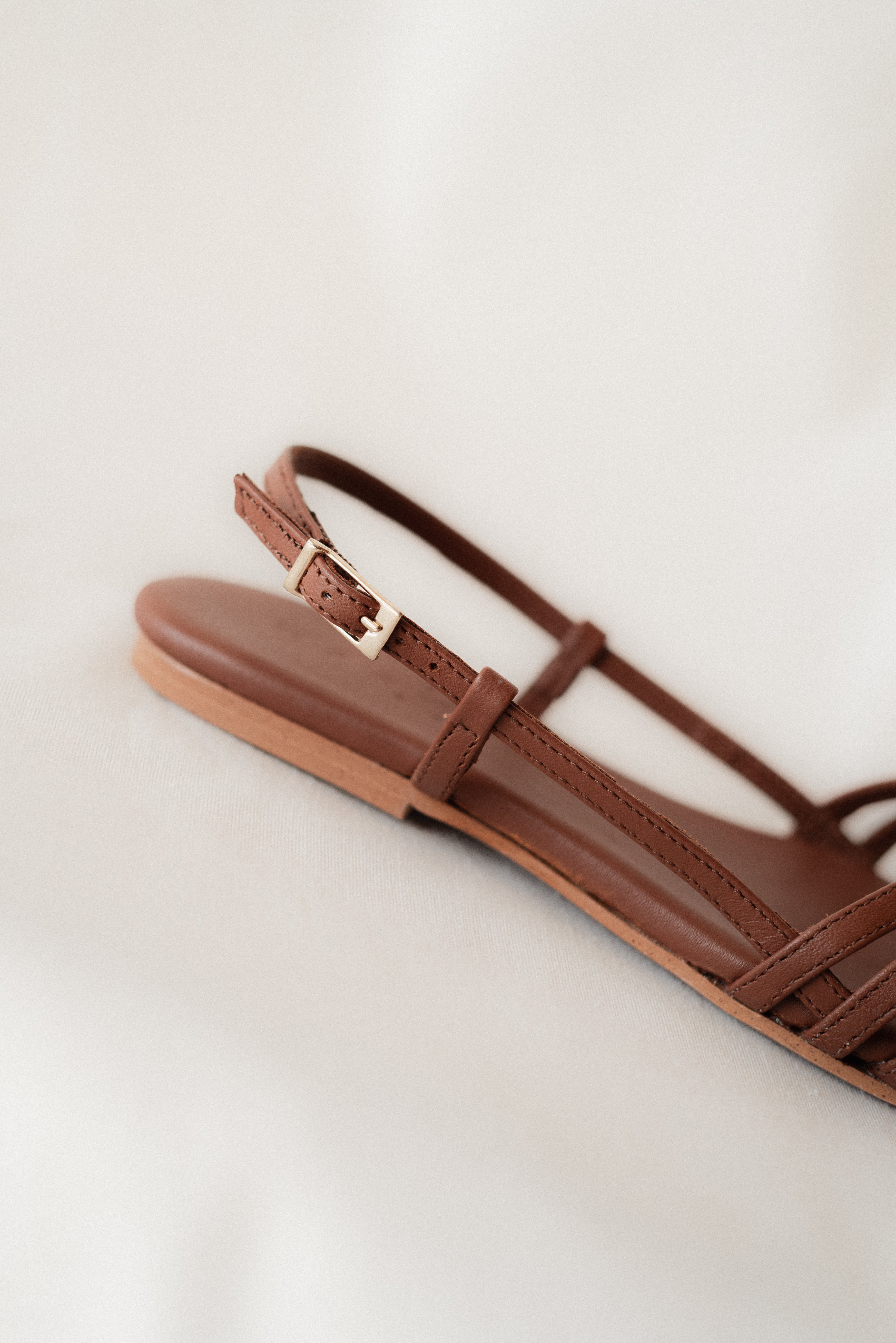 SANDALIA PLANA COSME PIEL MARRÓN