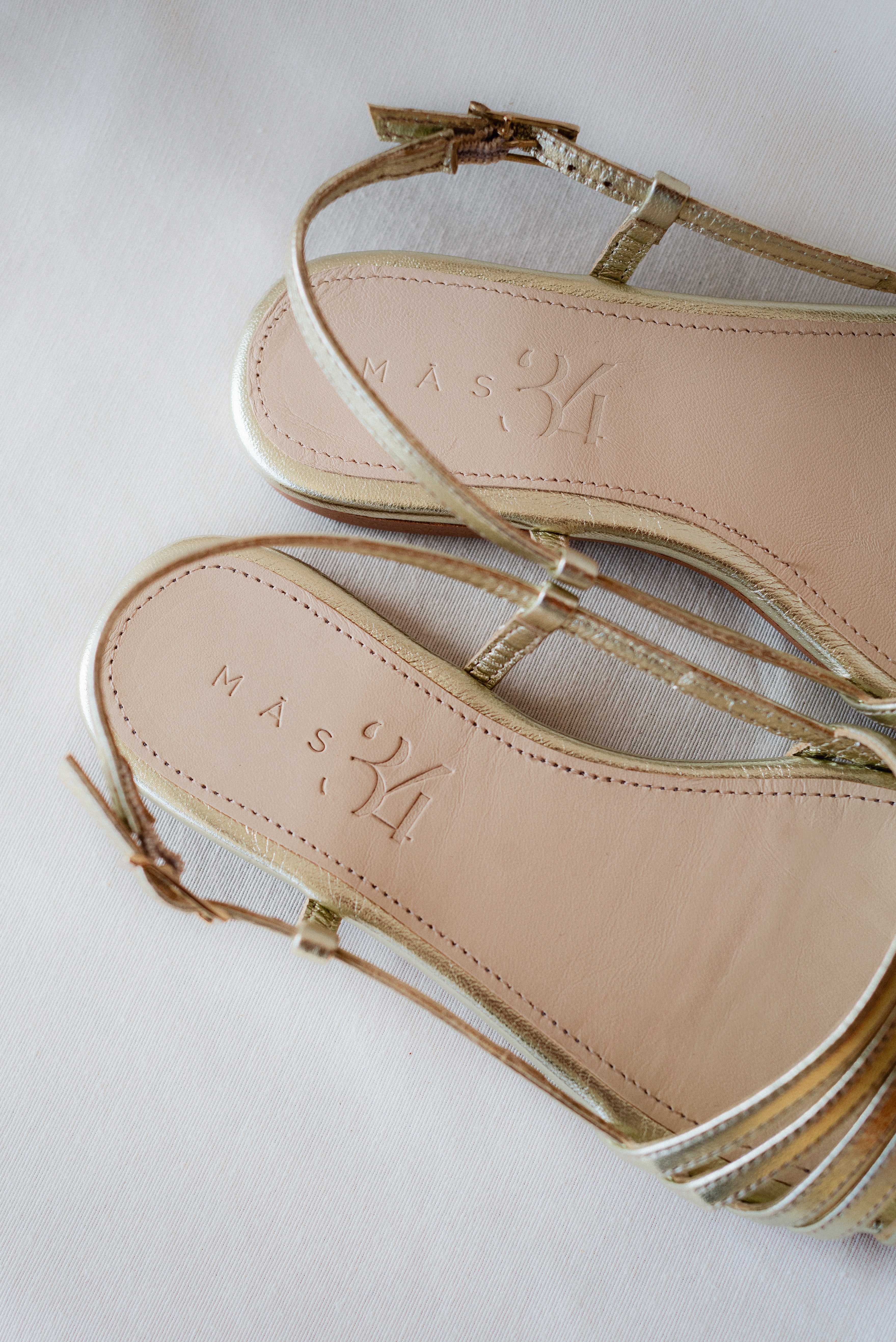 SANDALIA PLANA COSME PIEL LAMINADO PLATINO