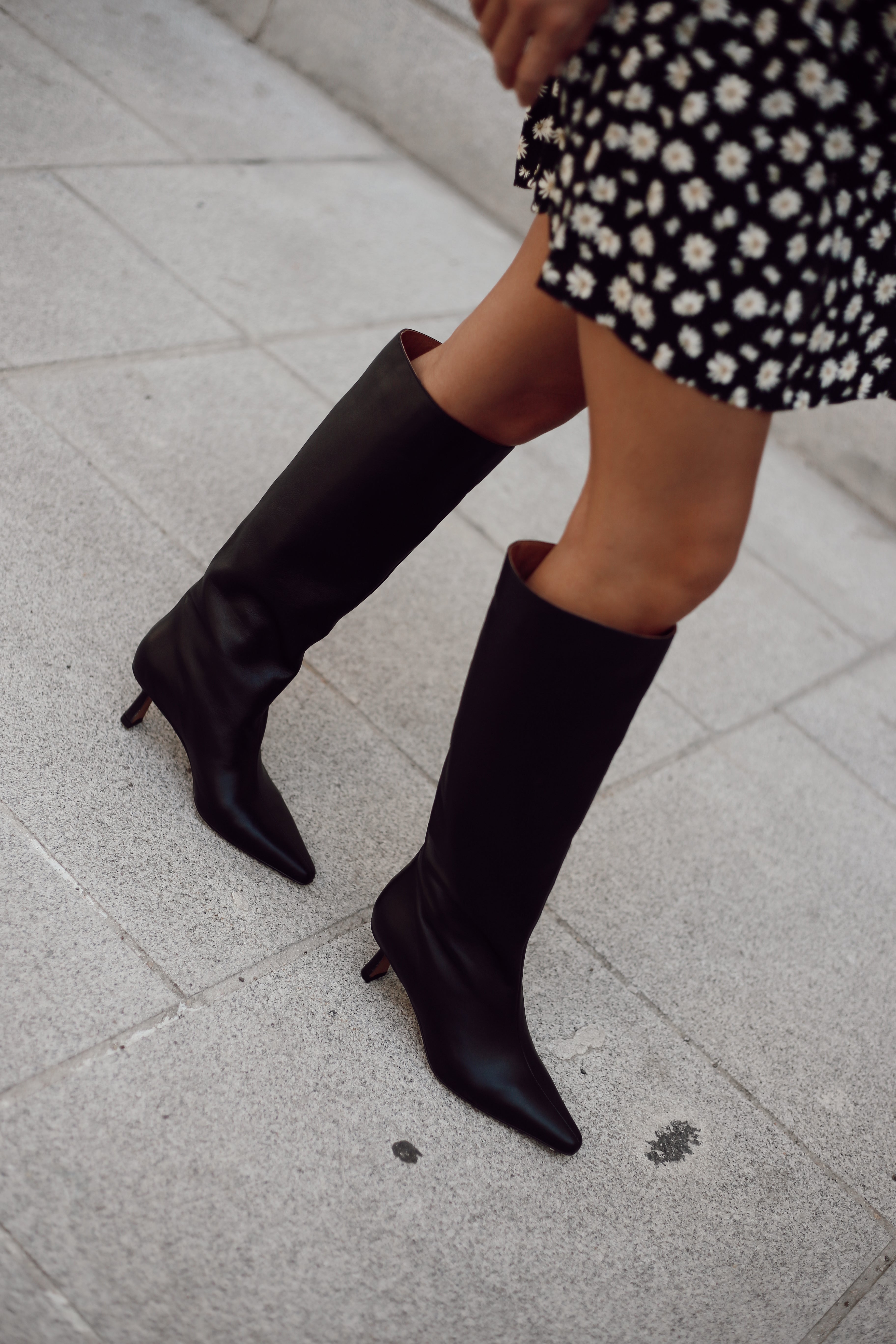 Bota en piel negra de caña alta y tacón bajo para mujer