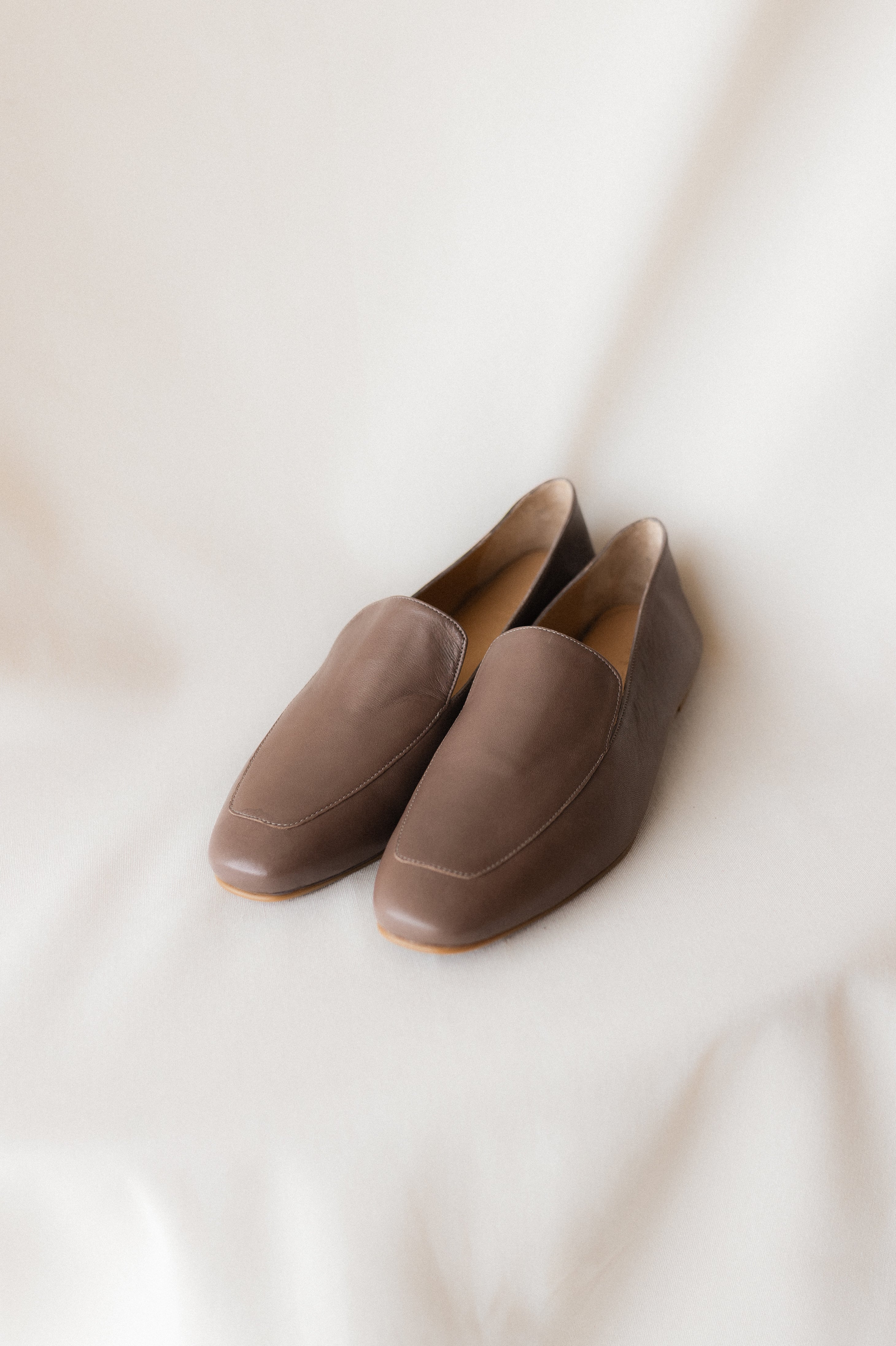 MOCASÍN BLANCA PIEL TAUPE