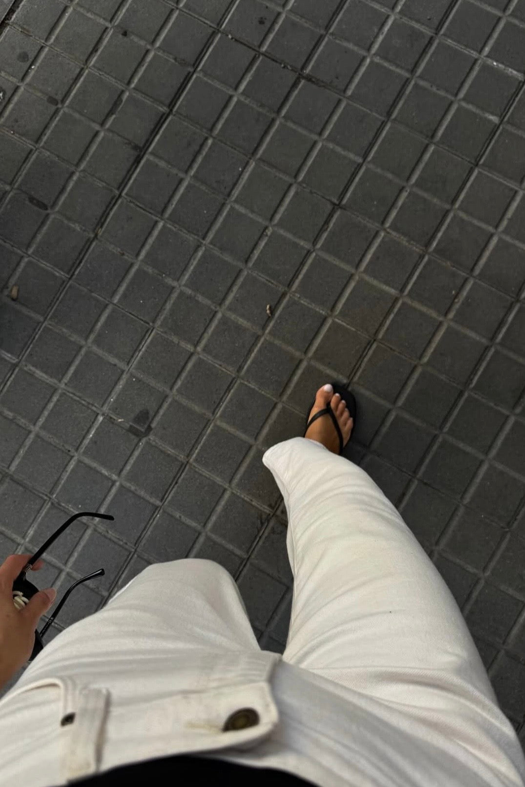 Sandalia plana en piel efecto coco de color negra para verano