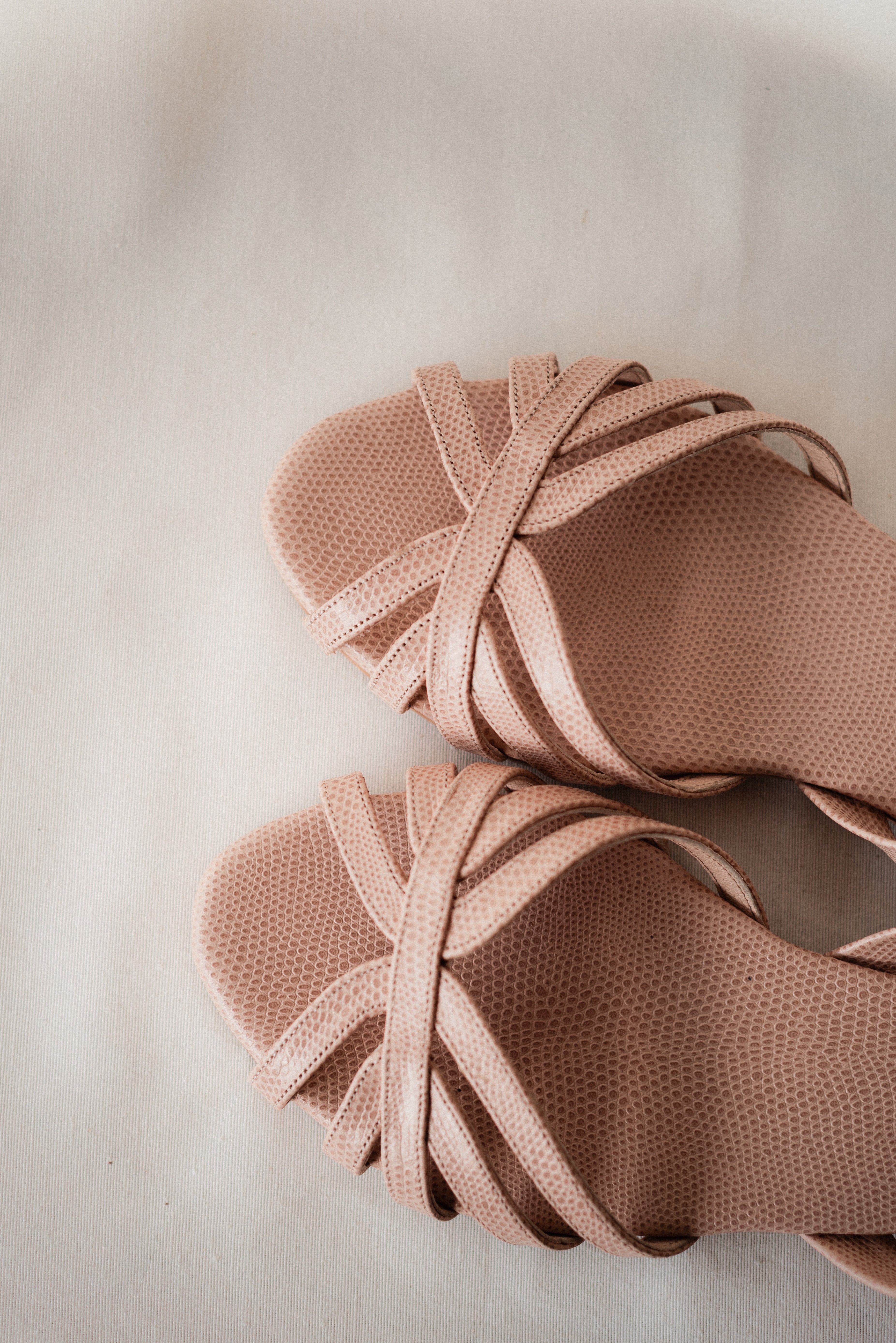 SANDALIA PLANA TOMÁS PIEL GRABADA NUDE