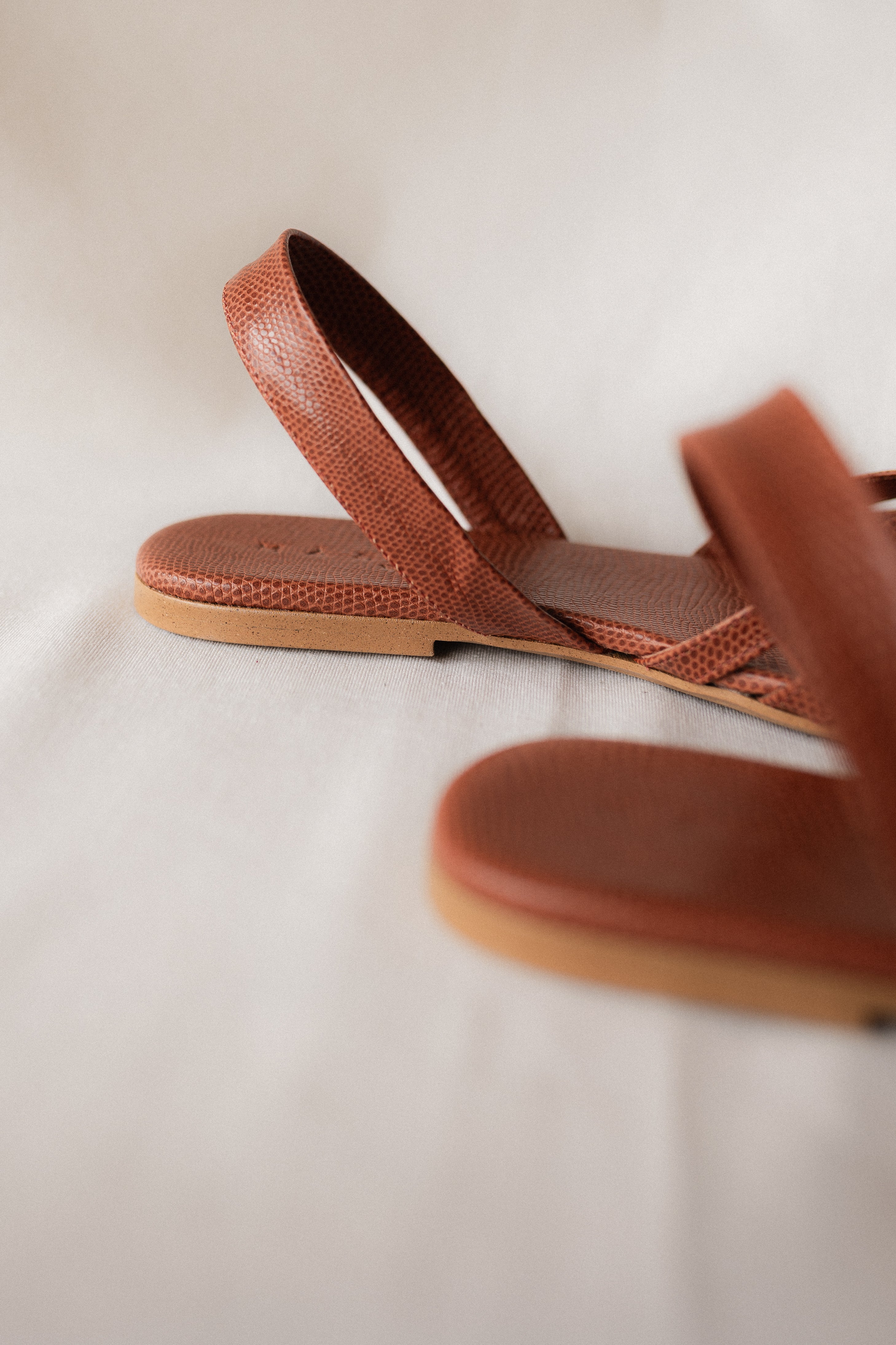 SANDALIA PLANA TOMÁS PIEL MARRÓN