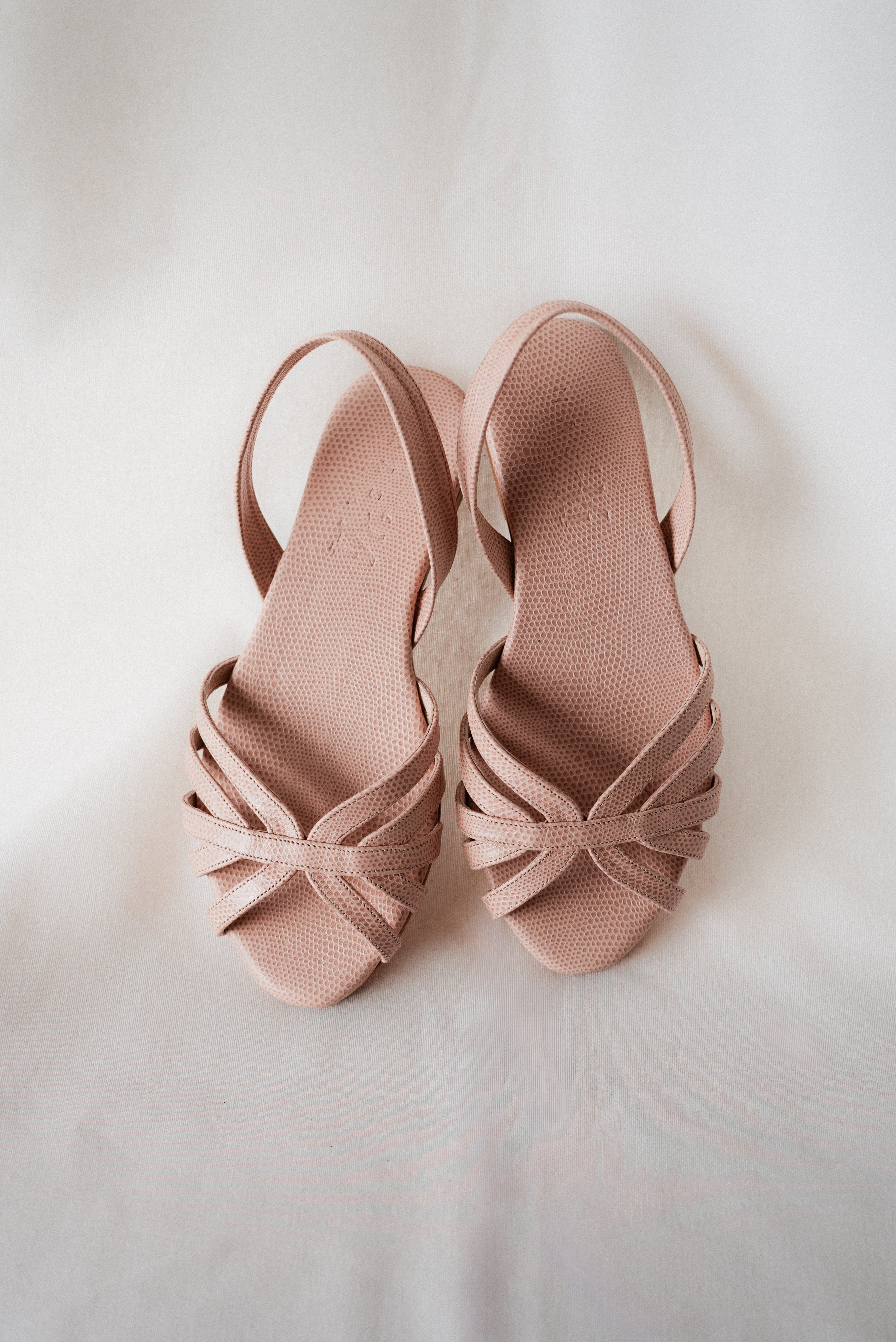 SANDALIA PLANA TOMÁS PIEL GRABADA NUDE