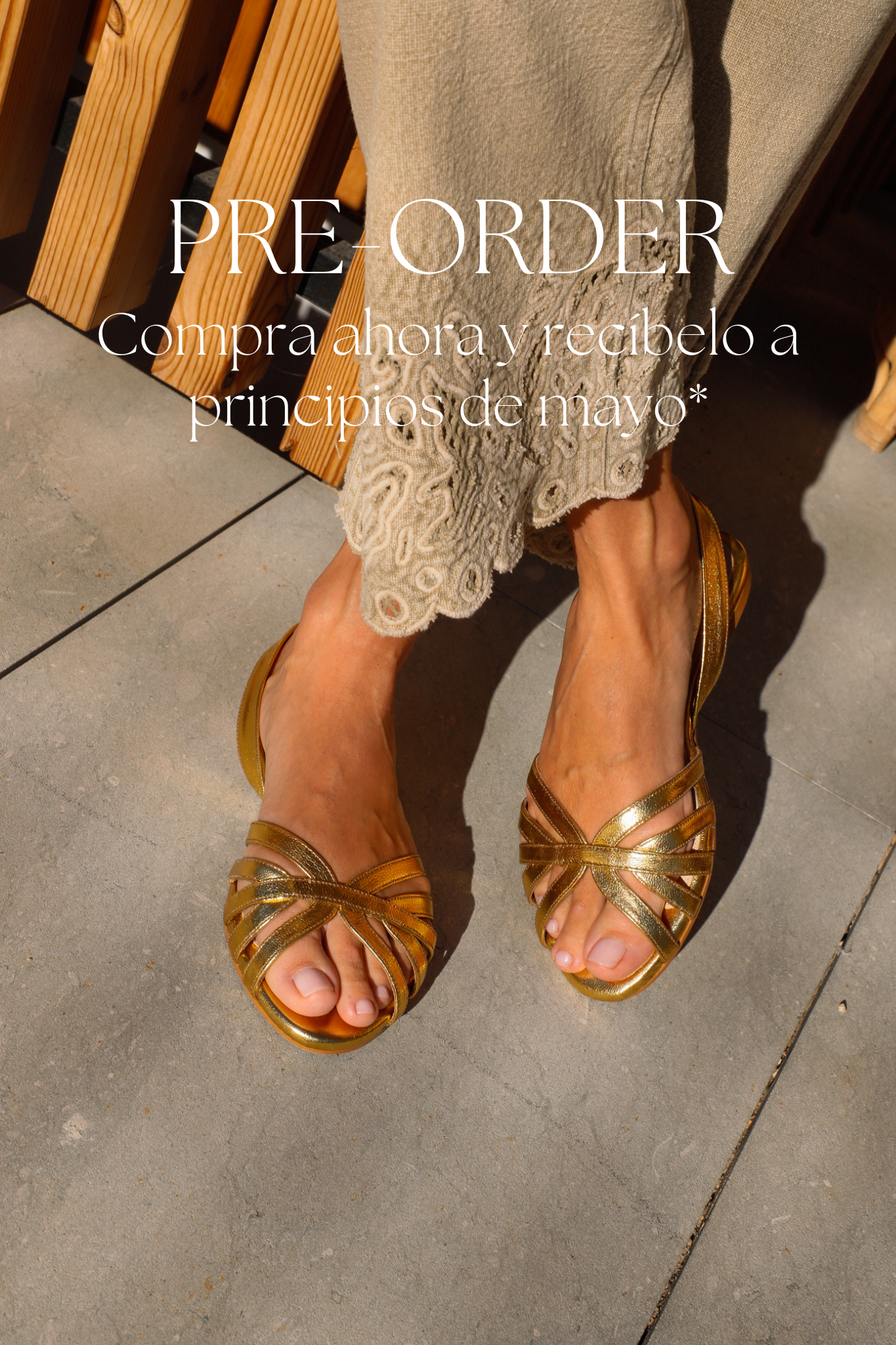 TOMÁS FLAT SANDAL IN GOLD LAMINATED LEATHER