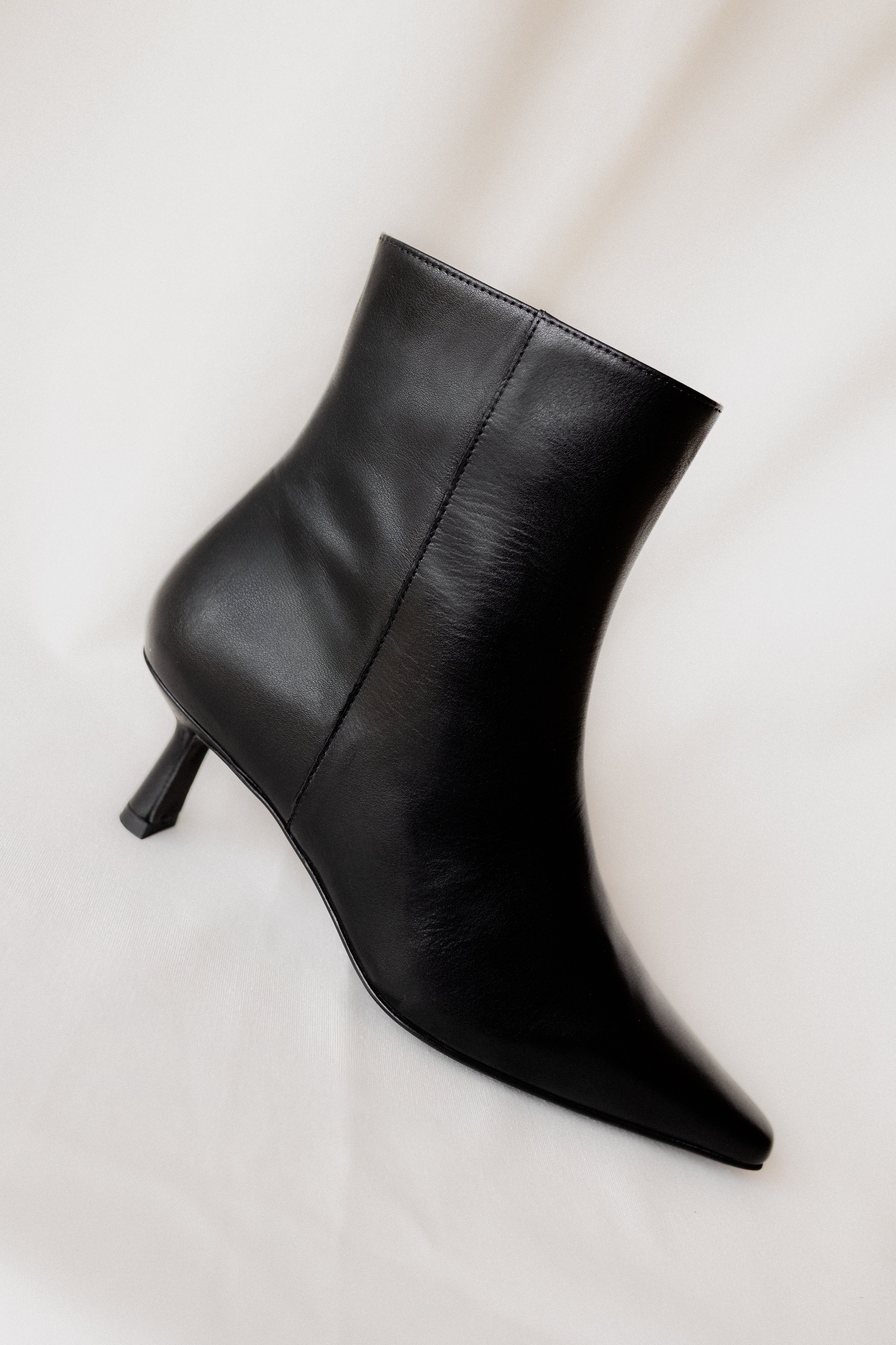 BOTÍN PAULA PIEL NEGRA TACÓN MIDI 5CM